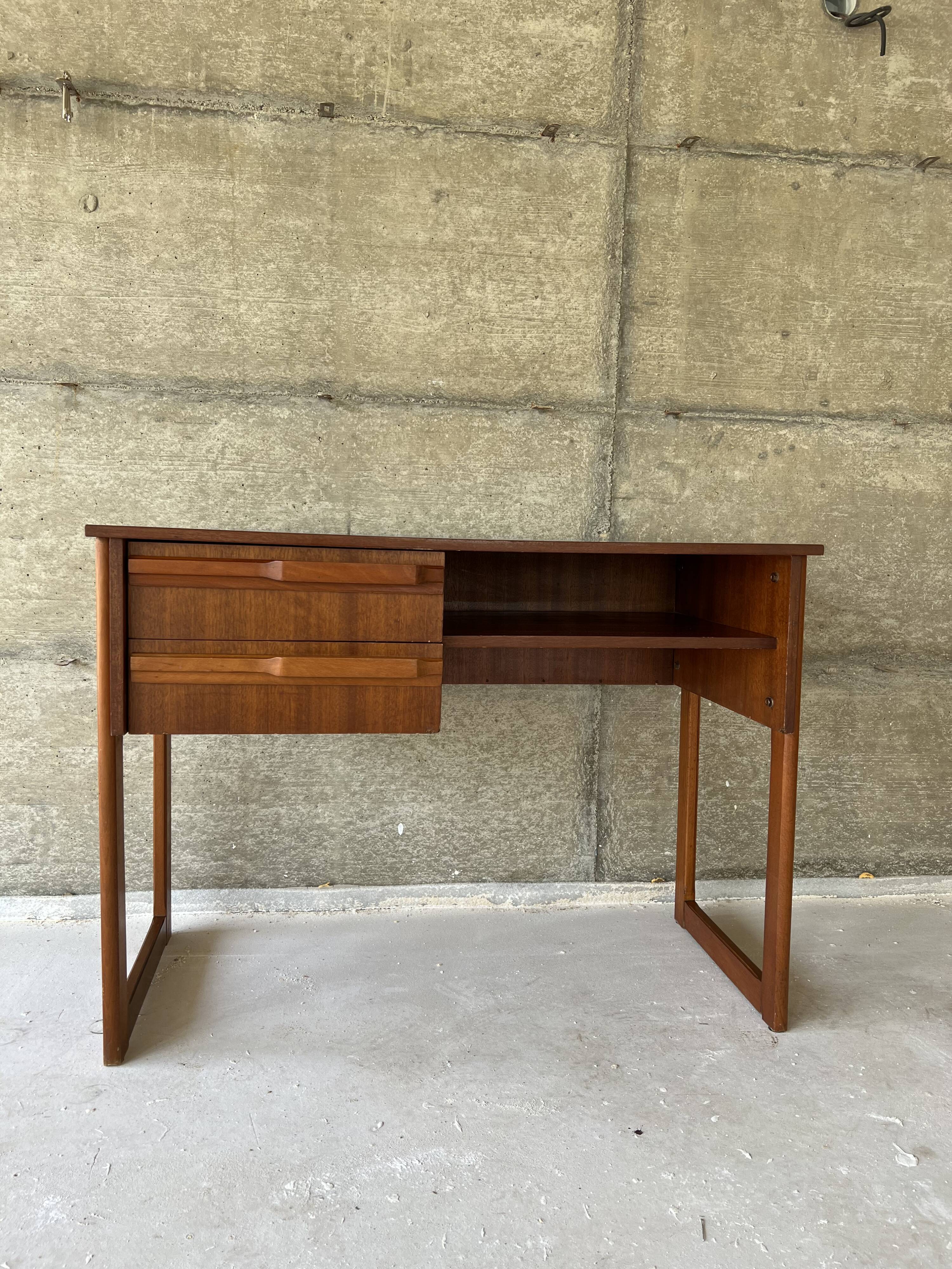 Scandinavian office of the 60s with sleigh feet