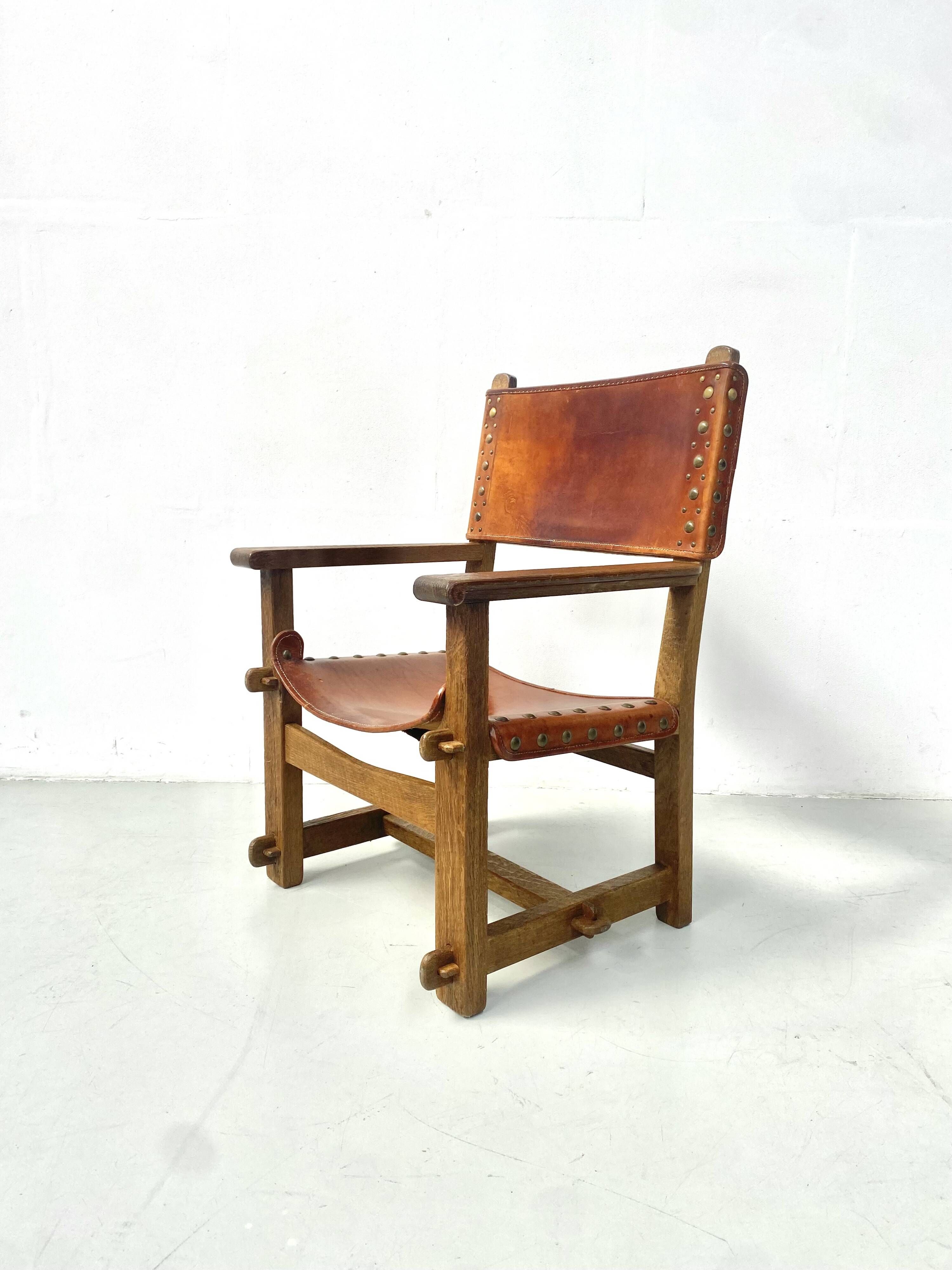 Chaise de château brutaliste ancienne faite à la main en chêne et cuir cognac, années 1920.