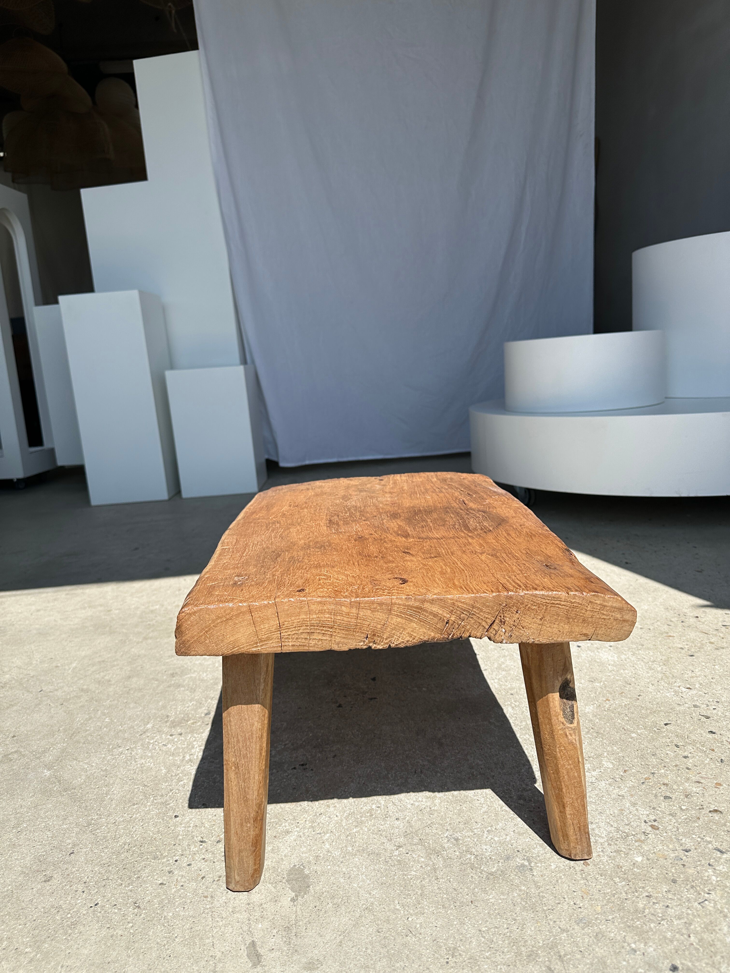 Coffee table in blond teak quadripod