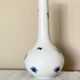 Vase en porcelaine mi-siècle blanc et bleu, décor de fleurs par Bjorn Wiinblad,