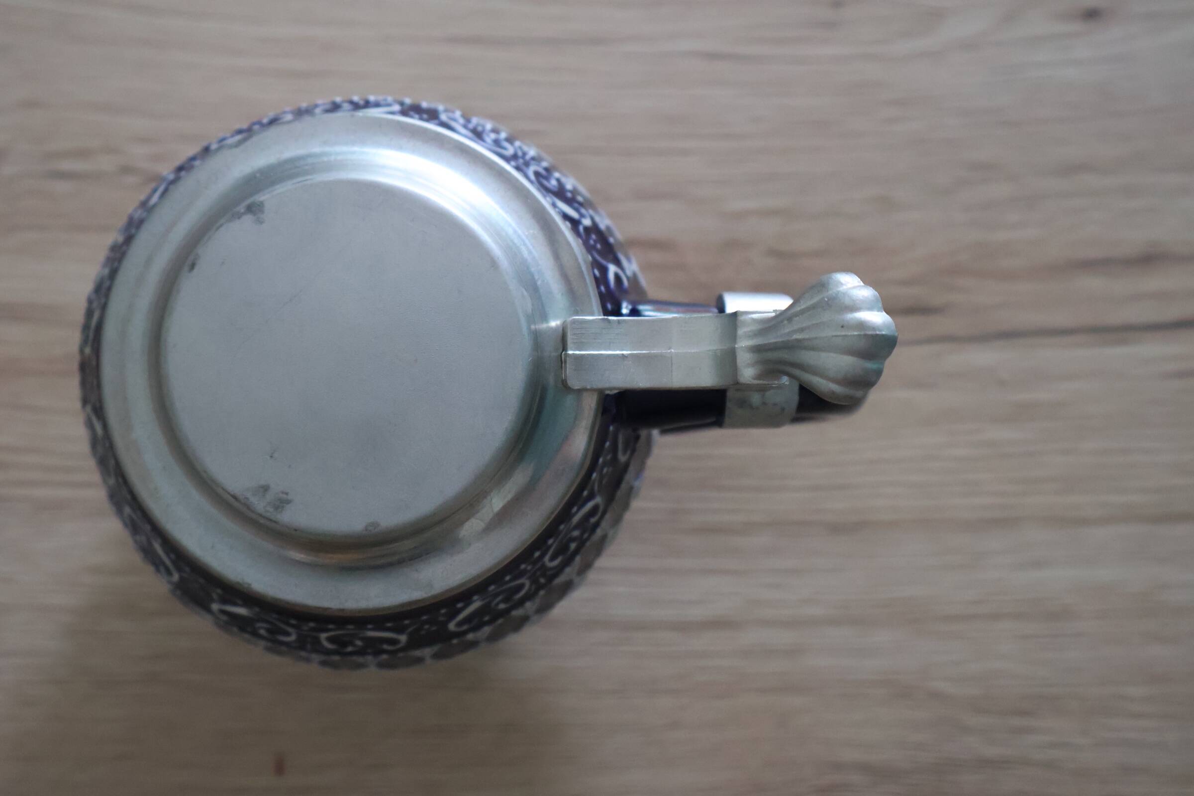 Beer mug with tin lid