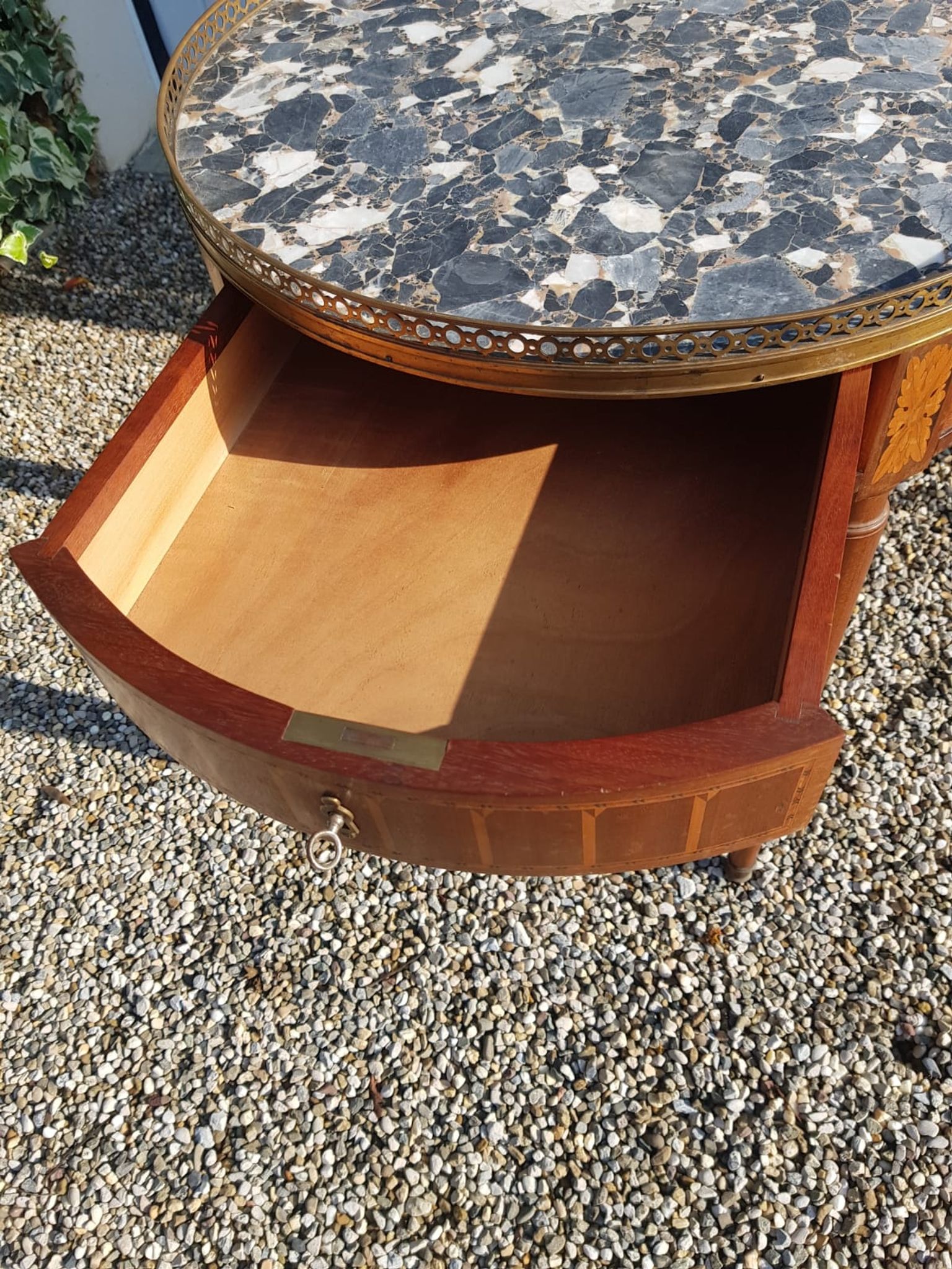 Table bouillotte de style Louis XVI marqueterie
