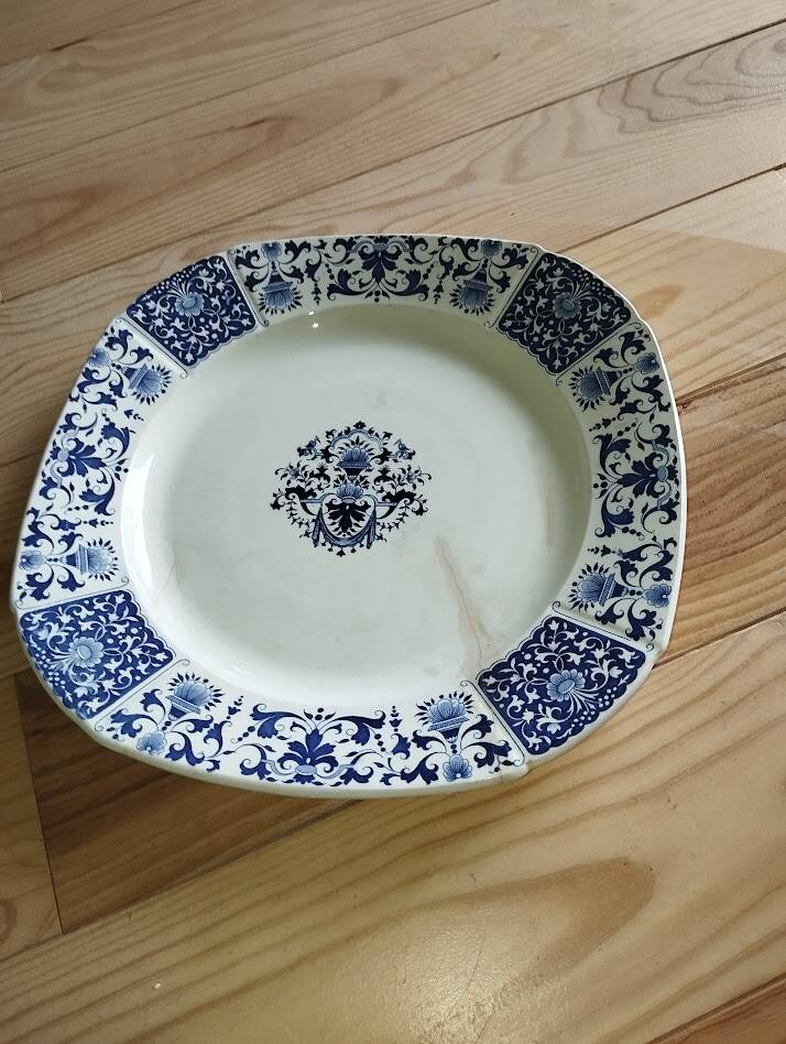 Plat carré Gien en terre de fer bleue, fin XIXème s
