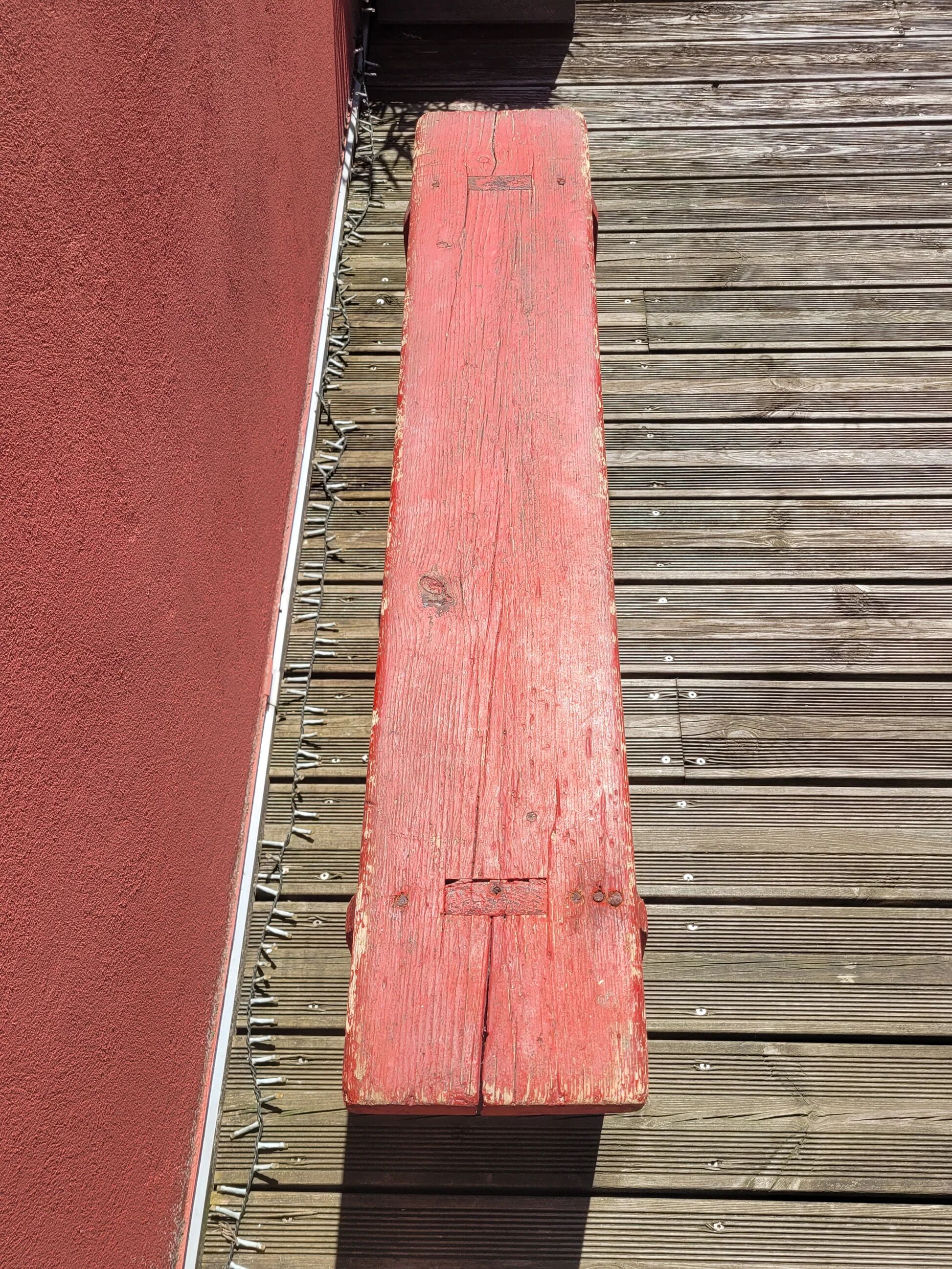 Banc ancien en bois peint en rouge