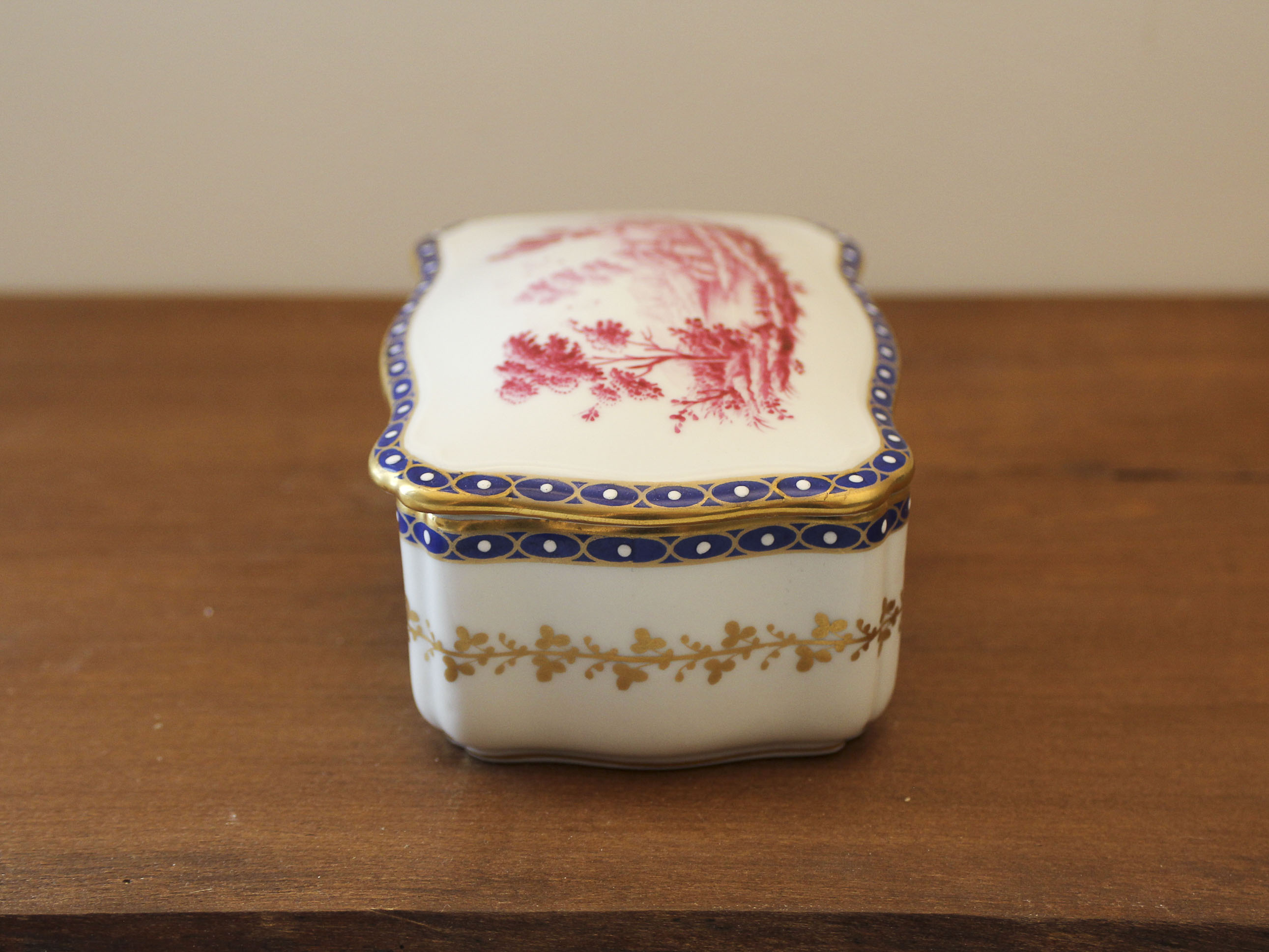 Porcelain box with 18th century Decoration Richard Ginori