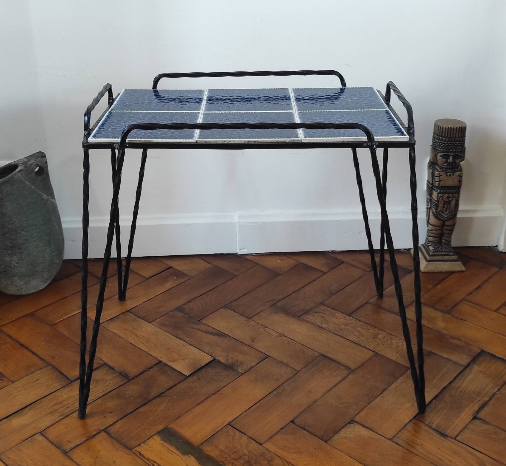 Vintage side table in twisted wrought iron and glazed ceramic.