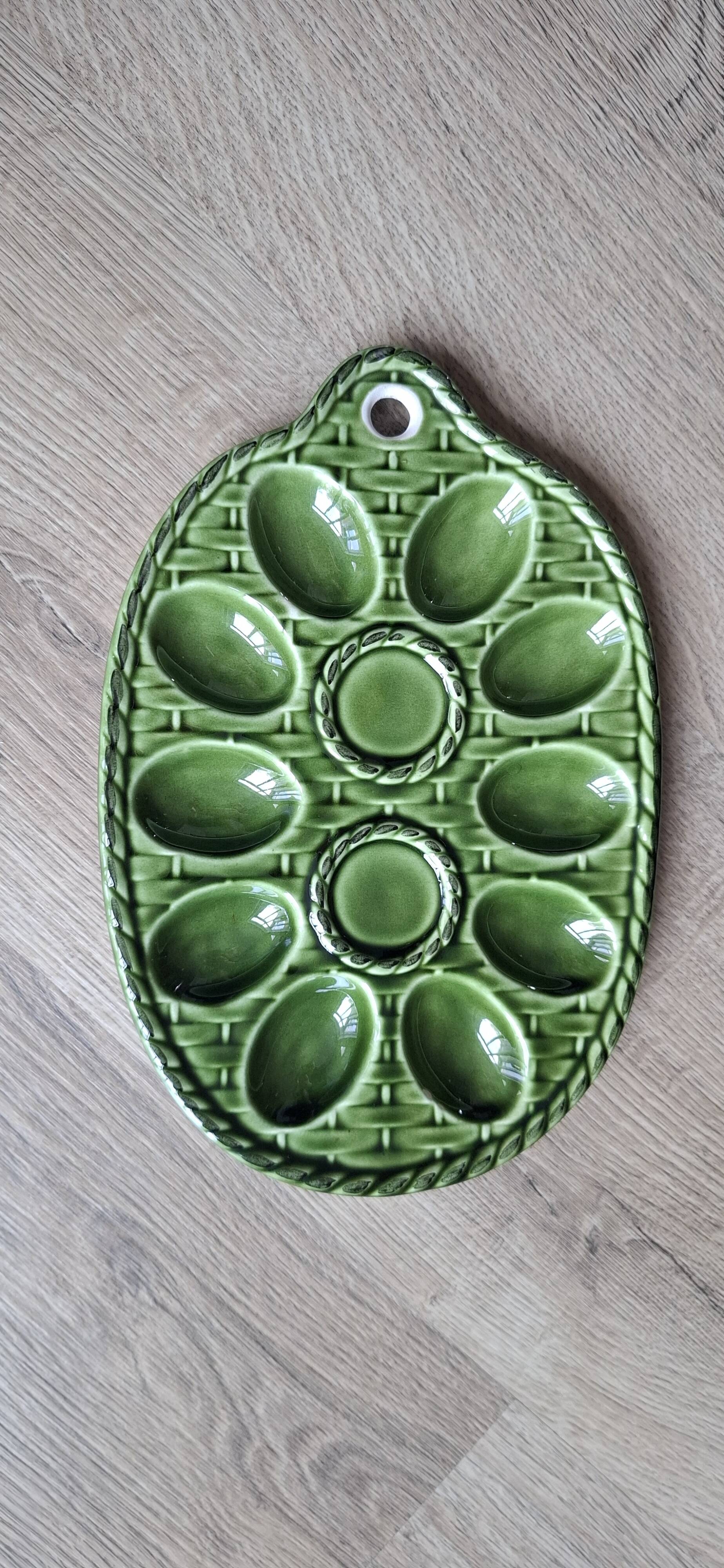 Woven slip egg dish