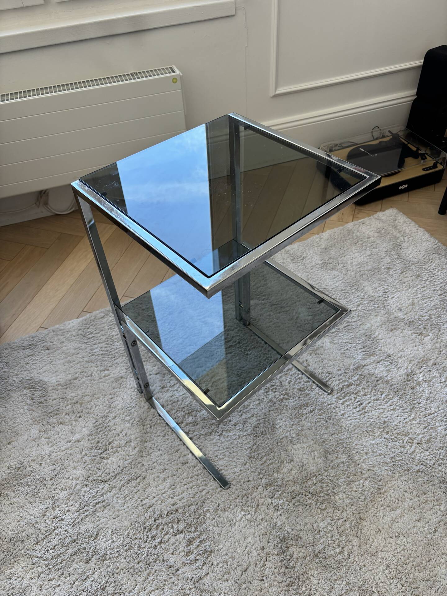 Table d’appoint en verre fumé et métal chromé – Design vintage