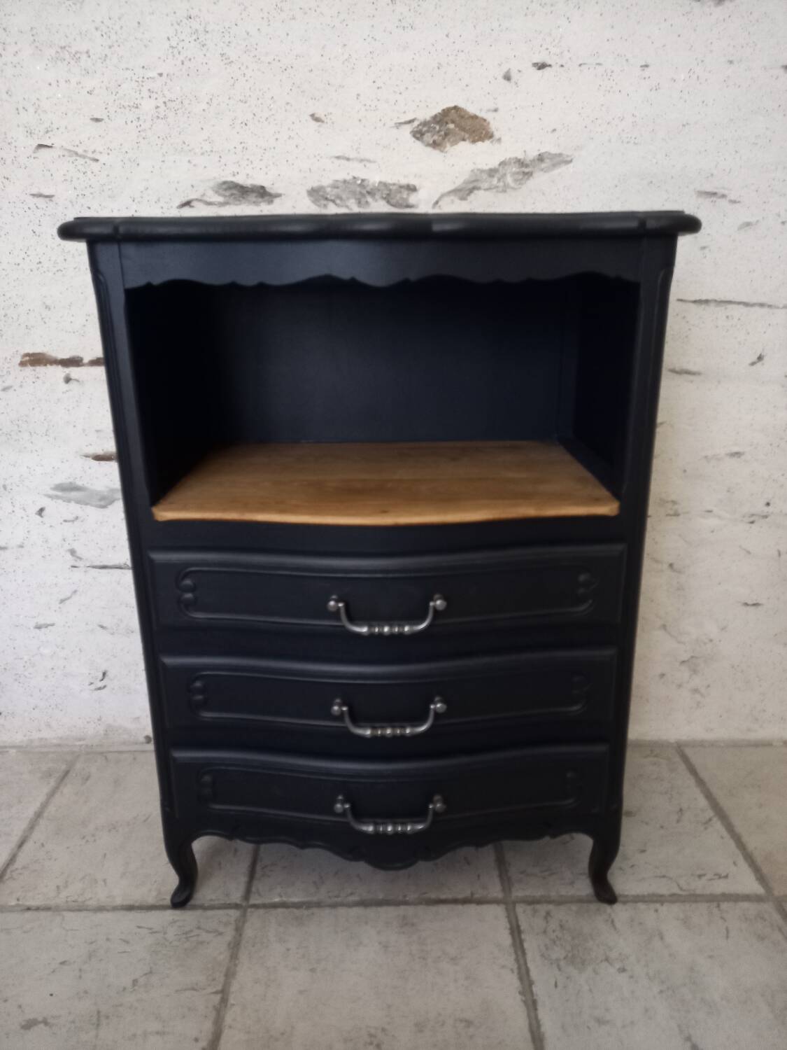 Chiffonnier en bois brut et peint en noir