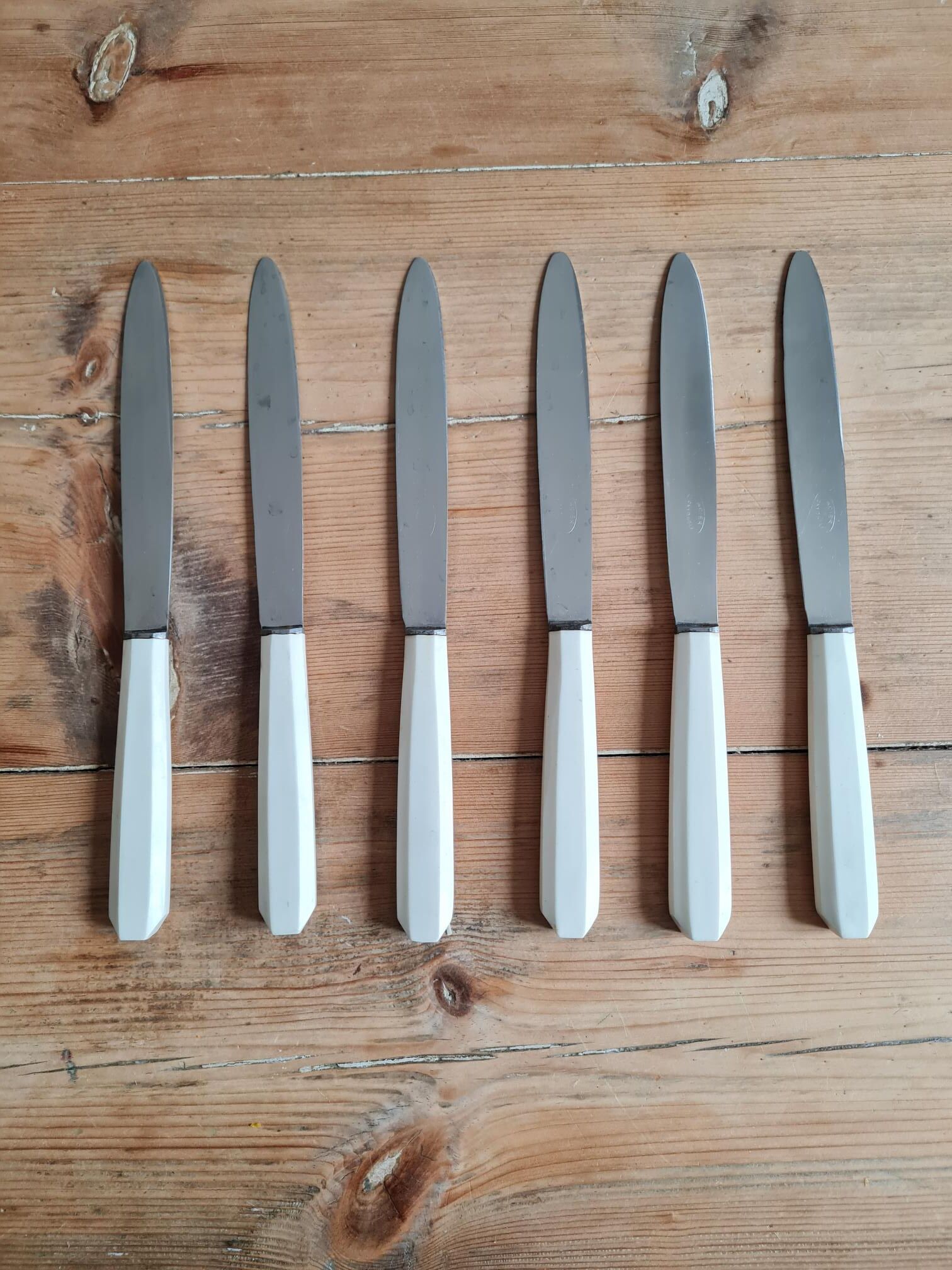 Set de six couteaux en bakélite et inoxydable