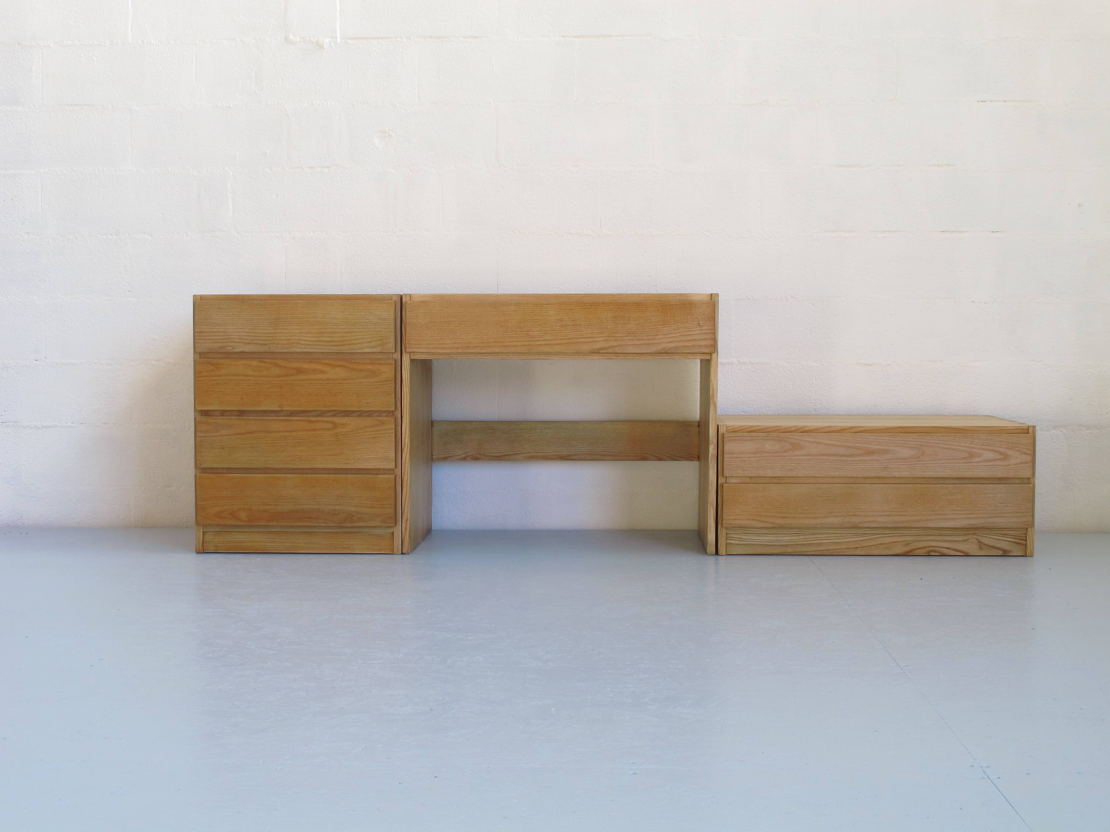 Trois commodes et consoles à tiroirs en frêne naturel huilé