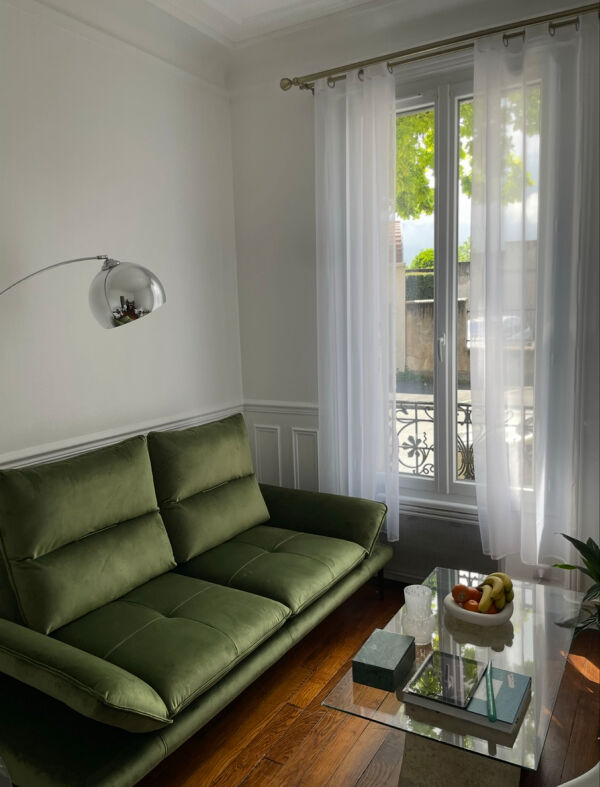 Canapé vert en velours avec dossiers amovibles