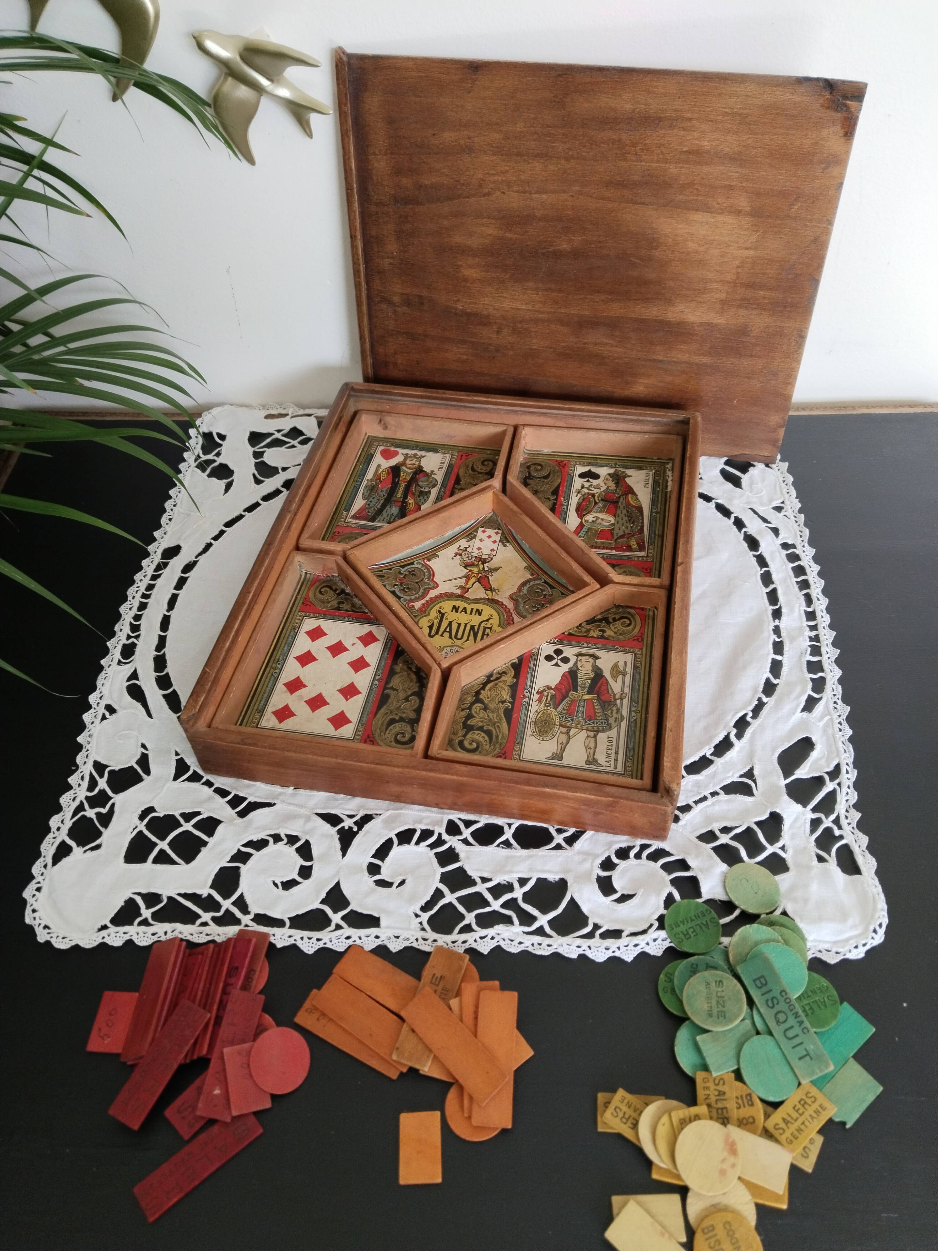 Old Yellow Dwarf game, wooden box, 1940s