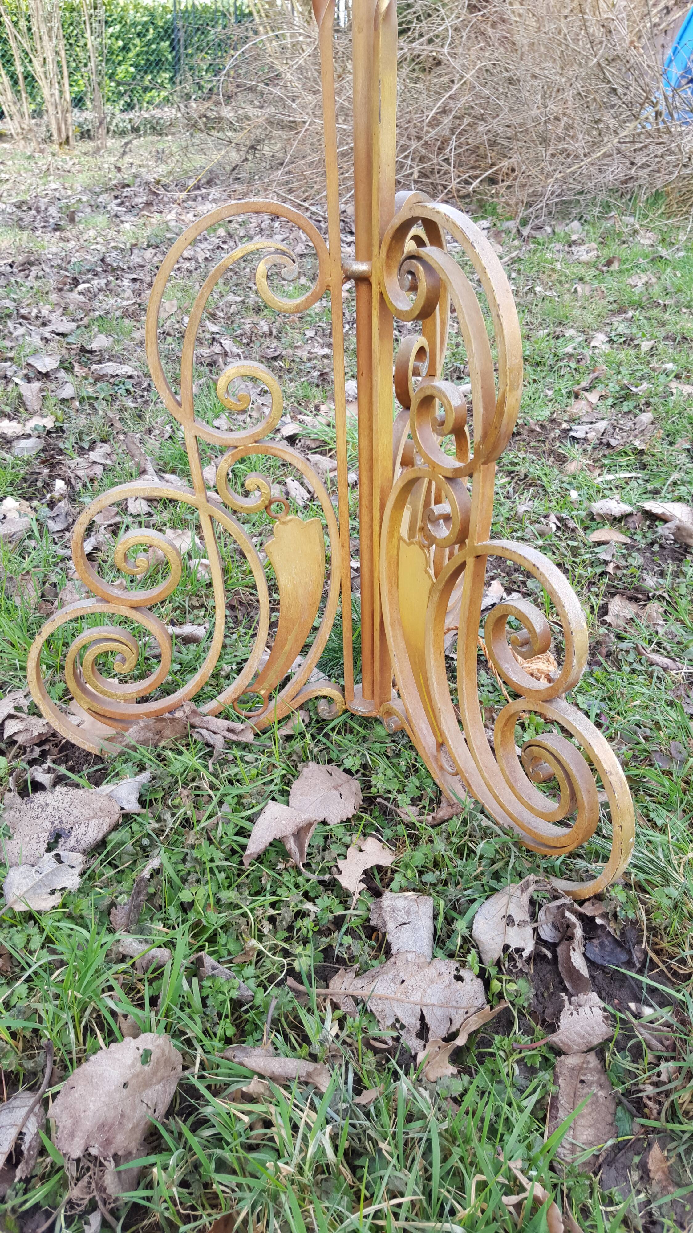 Art de wrought iron lamppost