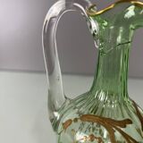Service à liqueur en cristal teinté vert avec rehauts de dorures à décor de