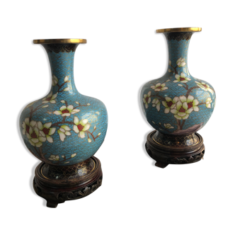 Paire de vase en émail cloisonné bleu Chine haut col décor floral socle en bois noirci