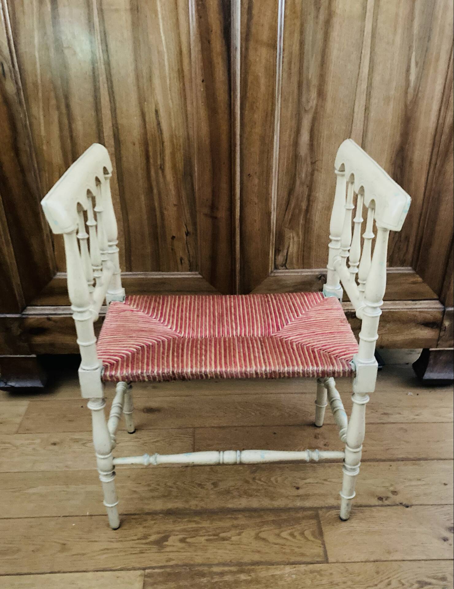 Banquette époque fin XIXe assise en paille colorée structure rechampie