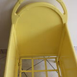 Lit de bébé vintage jaune