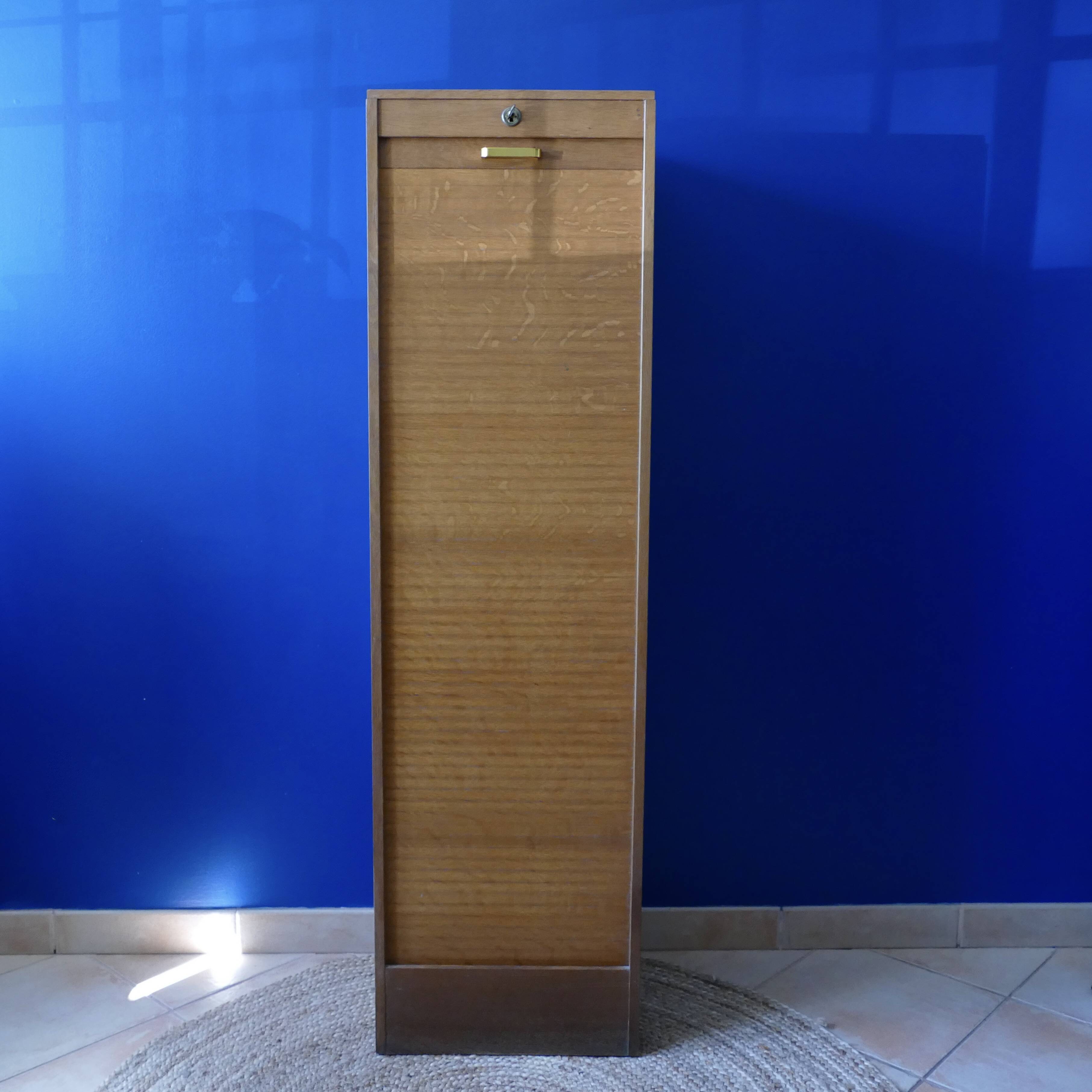 Curtain cabinet