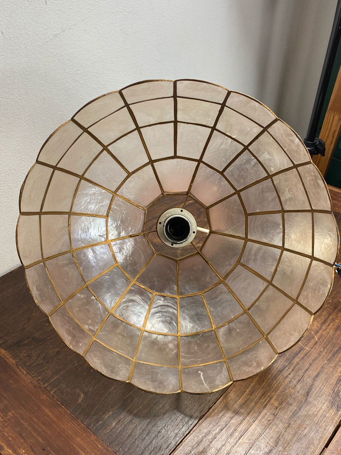 Suspension en nacre et laiton, années 70