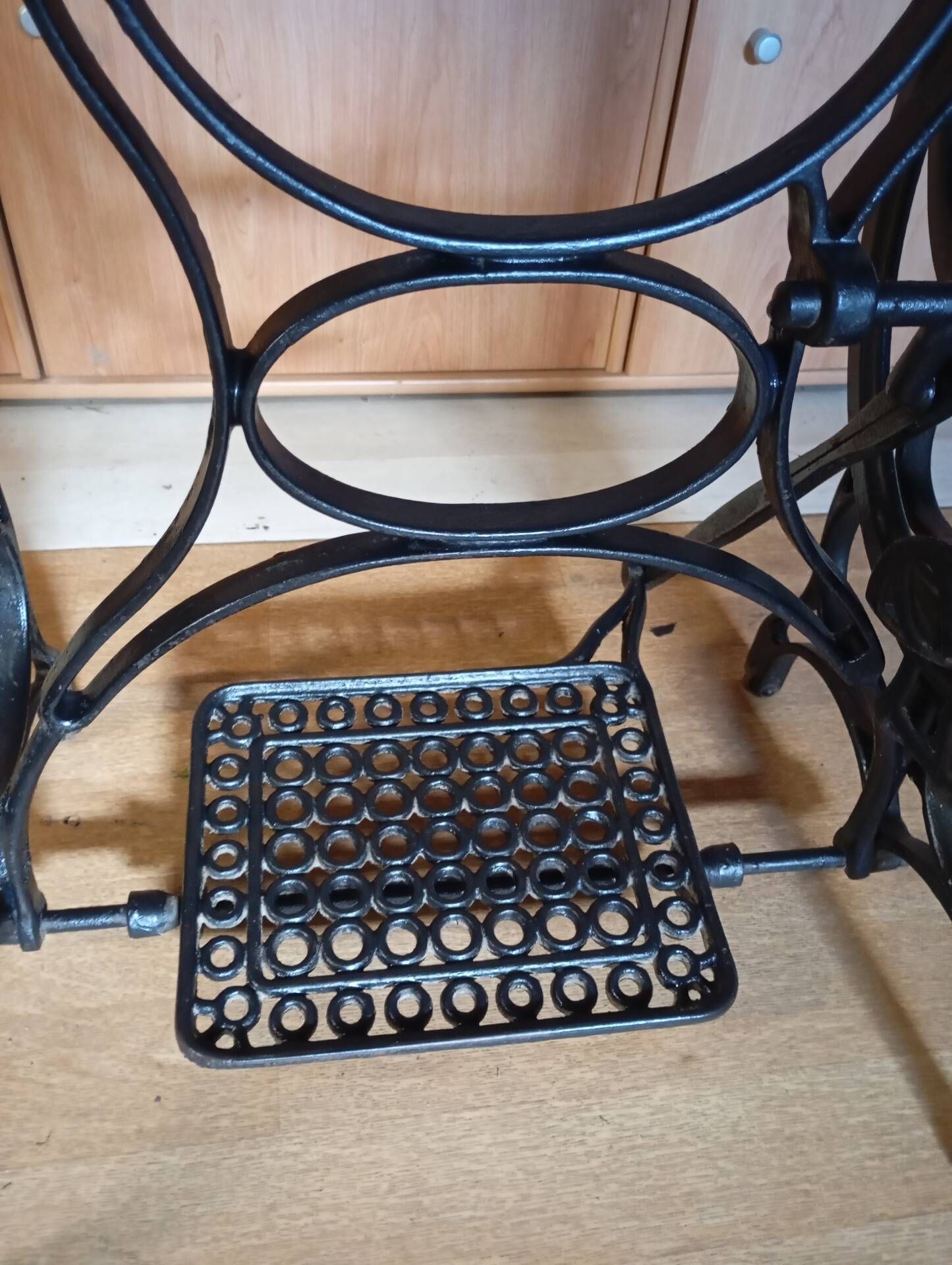 Table console vintage — Piètement en fonte & plateau en bois clair