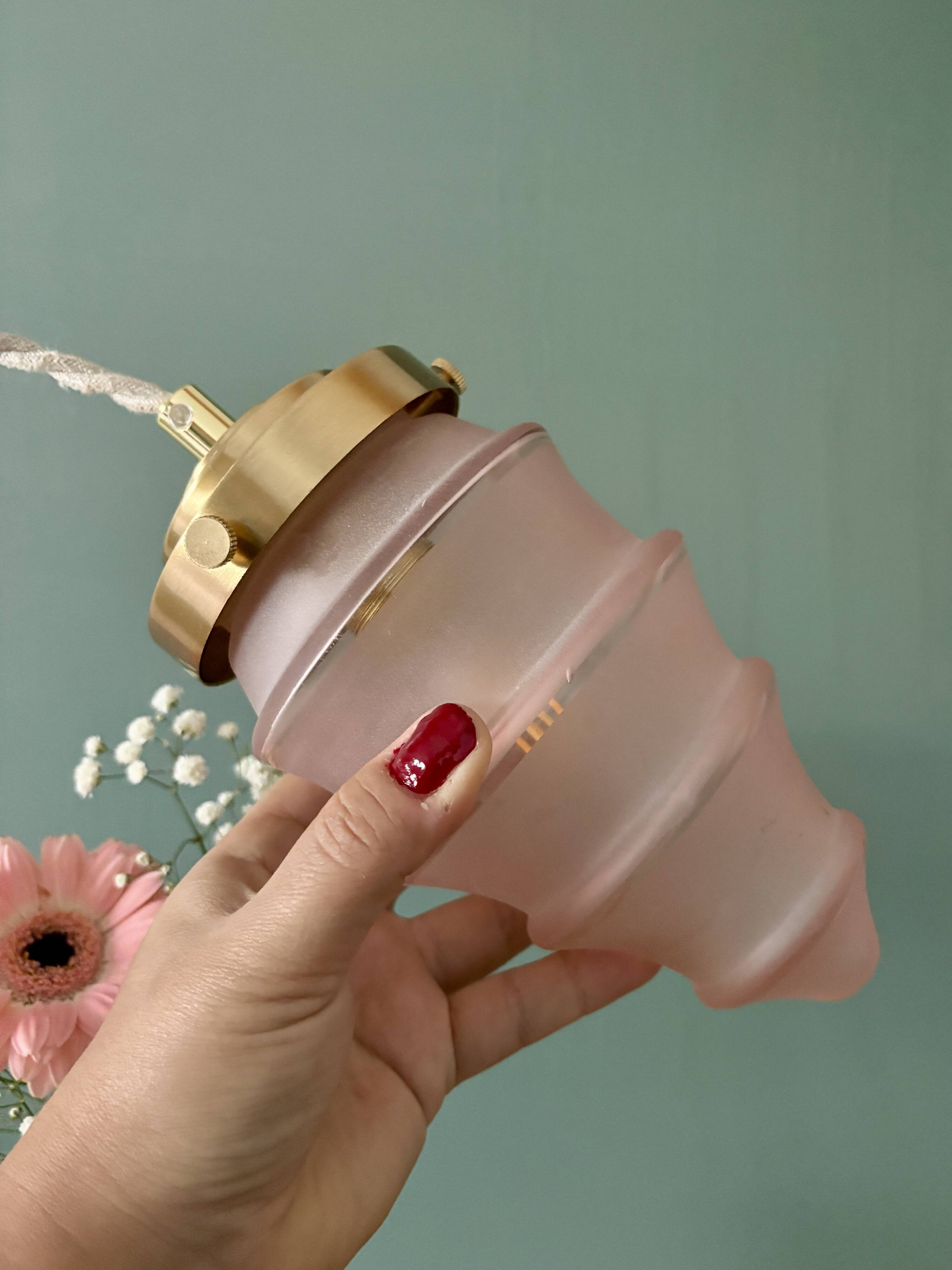 Suspension globe vintage en verre rose dépoli