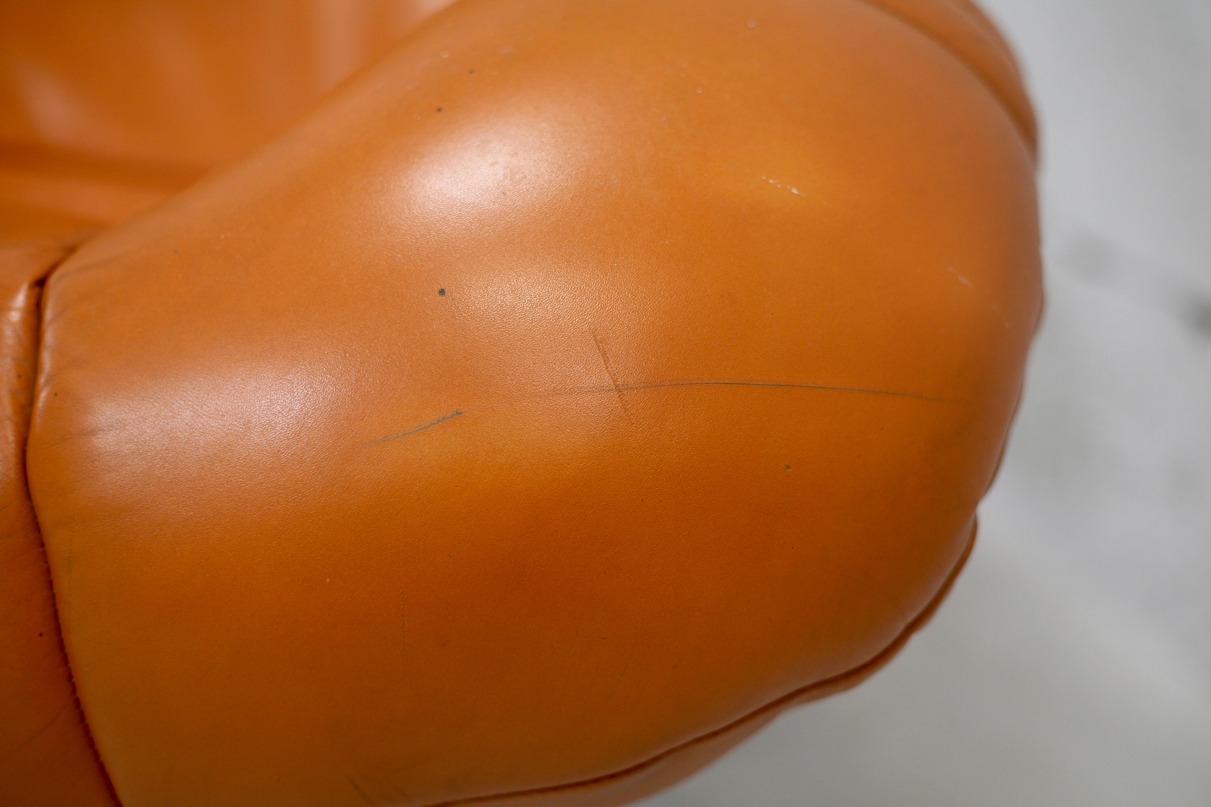 Sofa "space age". Leather, fiberglass, foam, steel. Circa 1970. Orange.