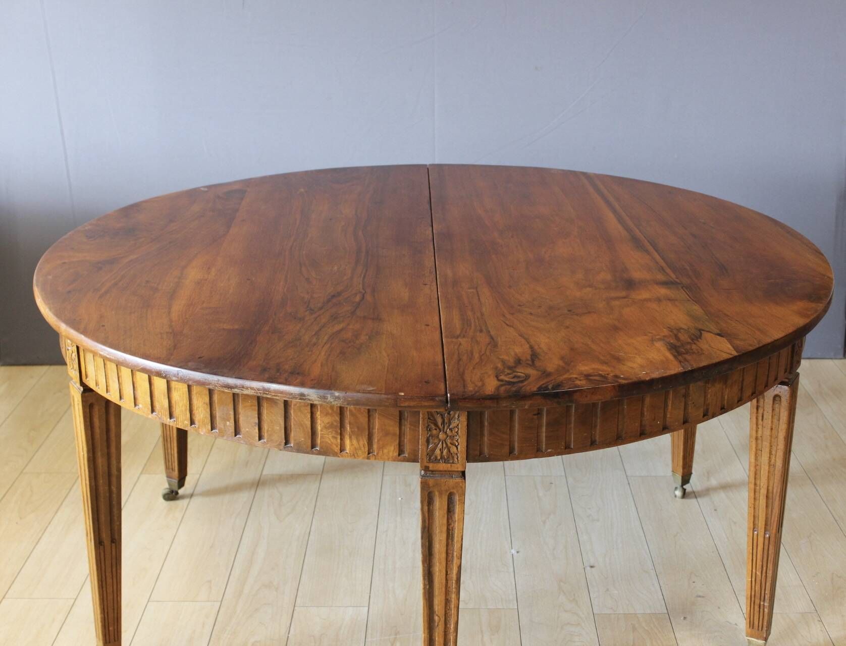Louis XVI belt table with extensions in walnut, 19th century.