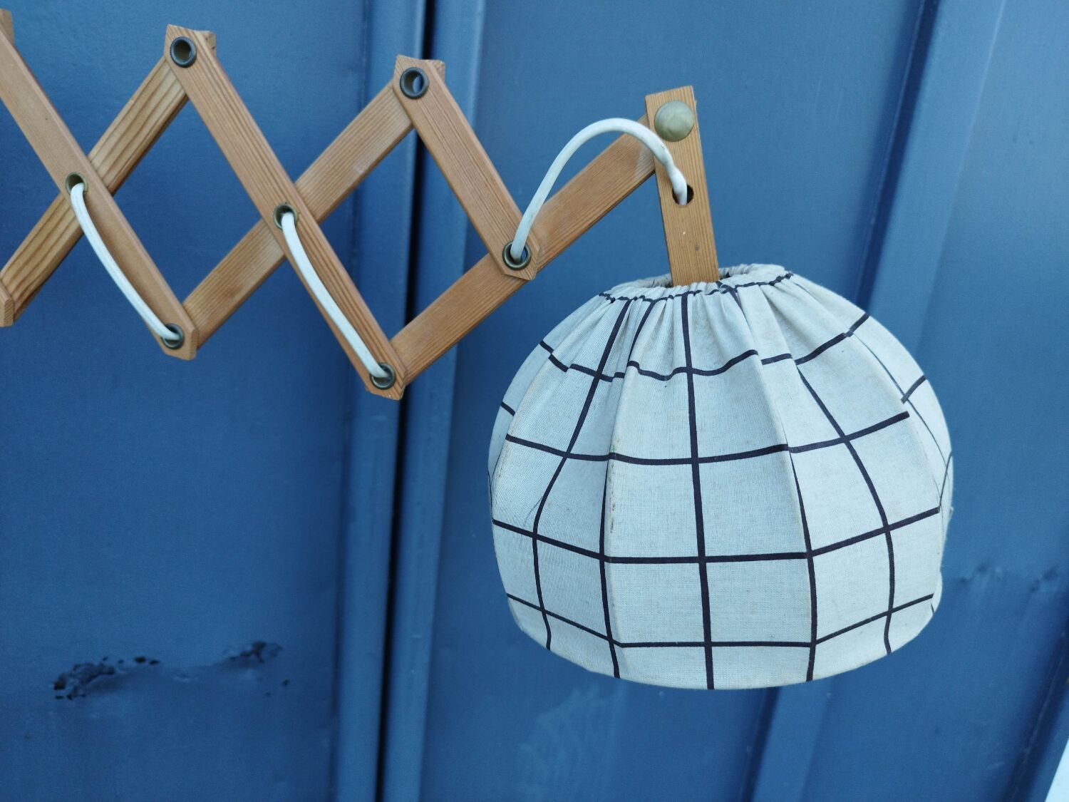 Articulated arm scissor wall light