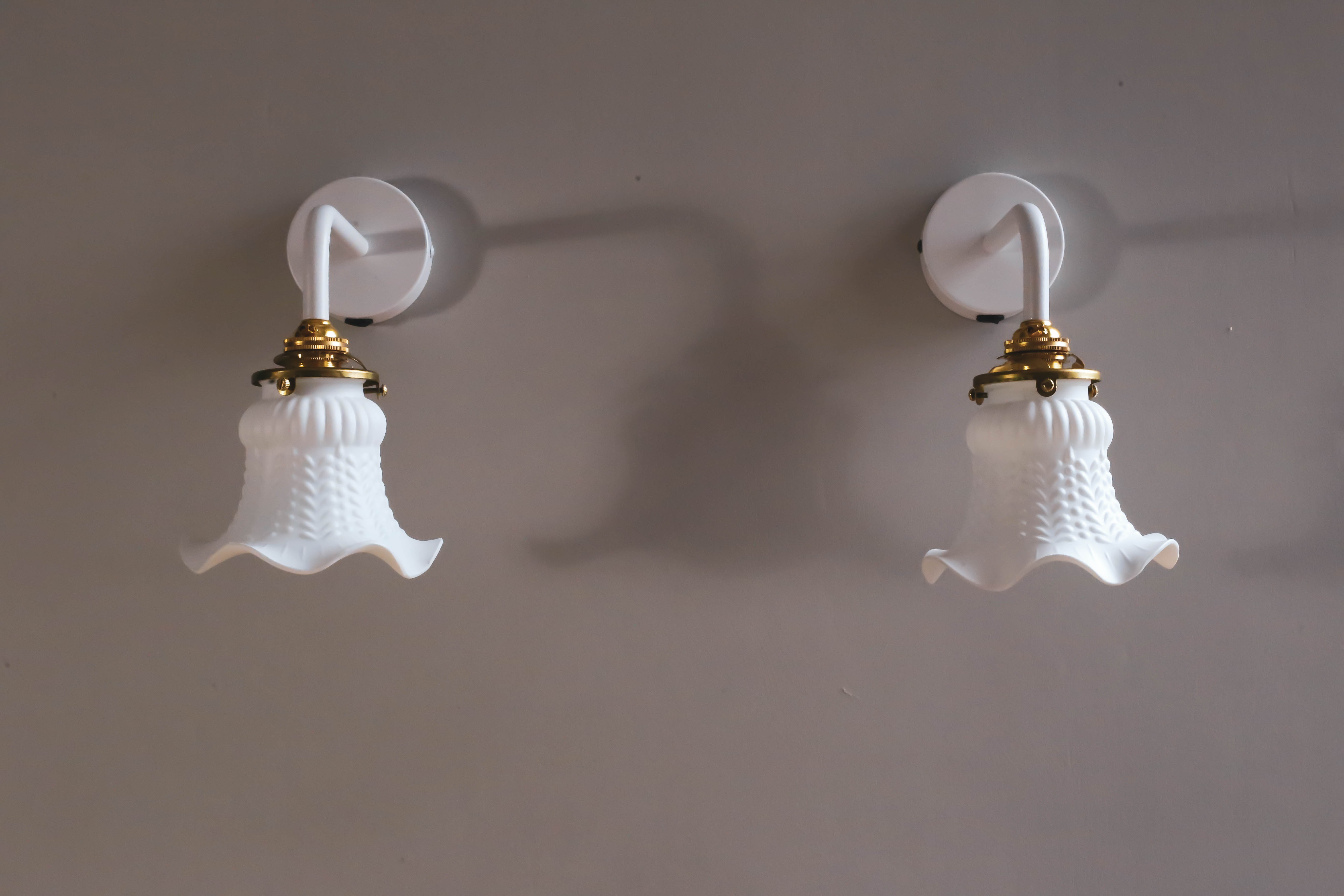 2 wall sconces in tulip glass painted white