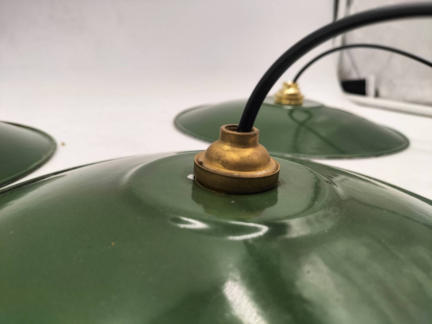 Enamelled sheet metal suspensions