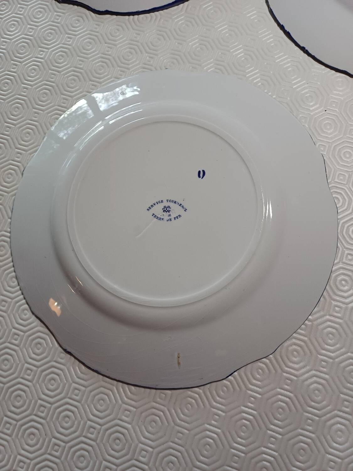 6 flat plates with floral decoration, T. de fer.