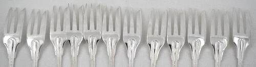 Sfam model Filet, 12 long cake forks, 16 cm, in silver-plated metal.