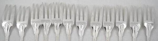 Sfam modèle Filet, 12 fourchettes à gâteaux longues, 16 cm, en métal argenté.