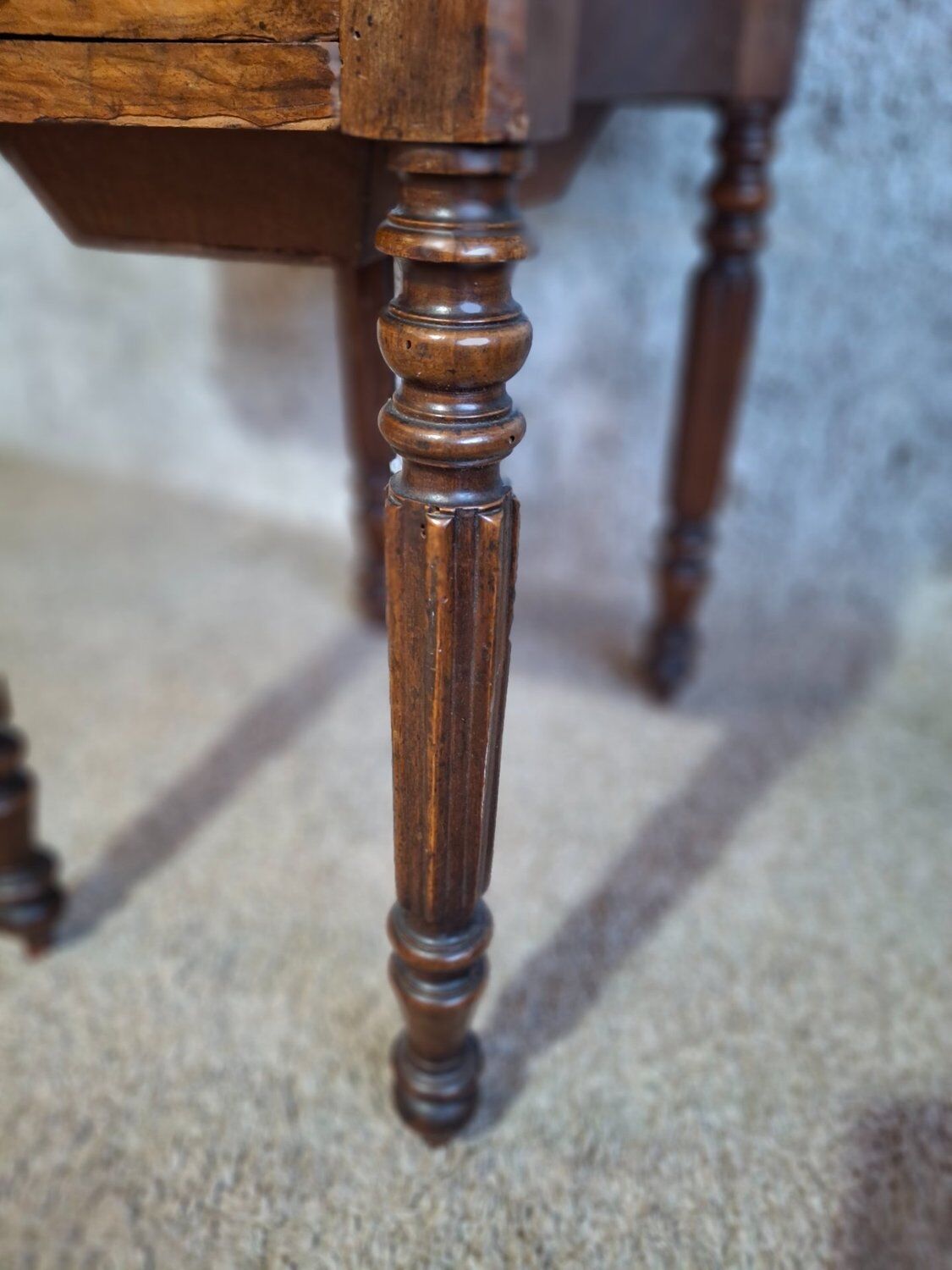 Table d'appoint travailleuse en noyer XIXe – Style Louis XVI