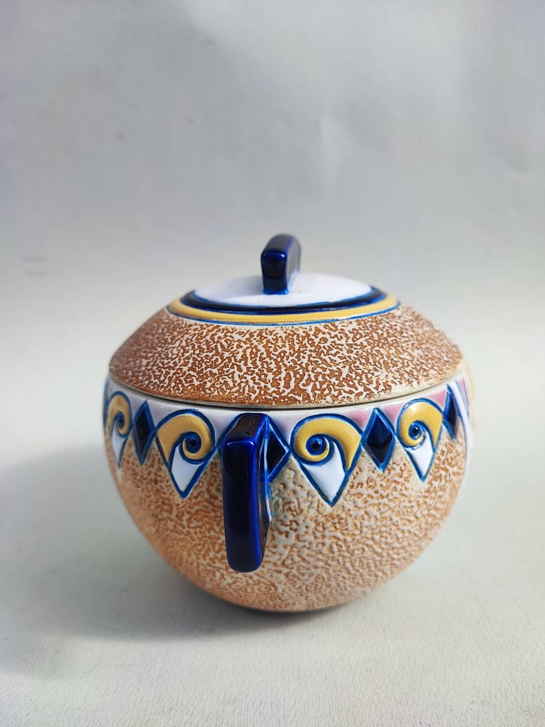 Pot amphore en porcelaine et son couvercle