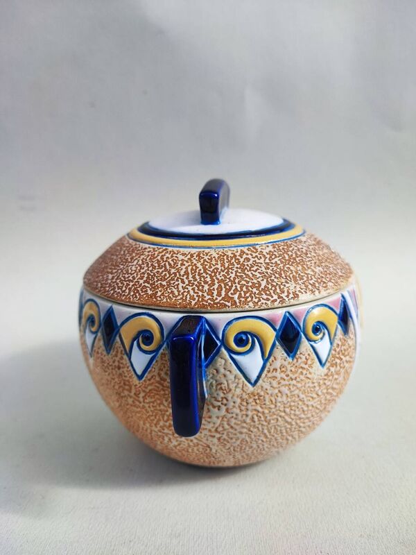 Pot amphore en porcelaine et son couvercle