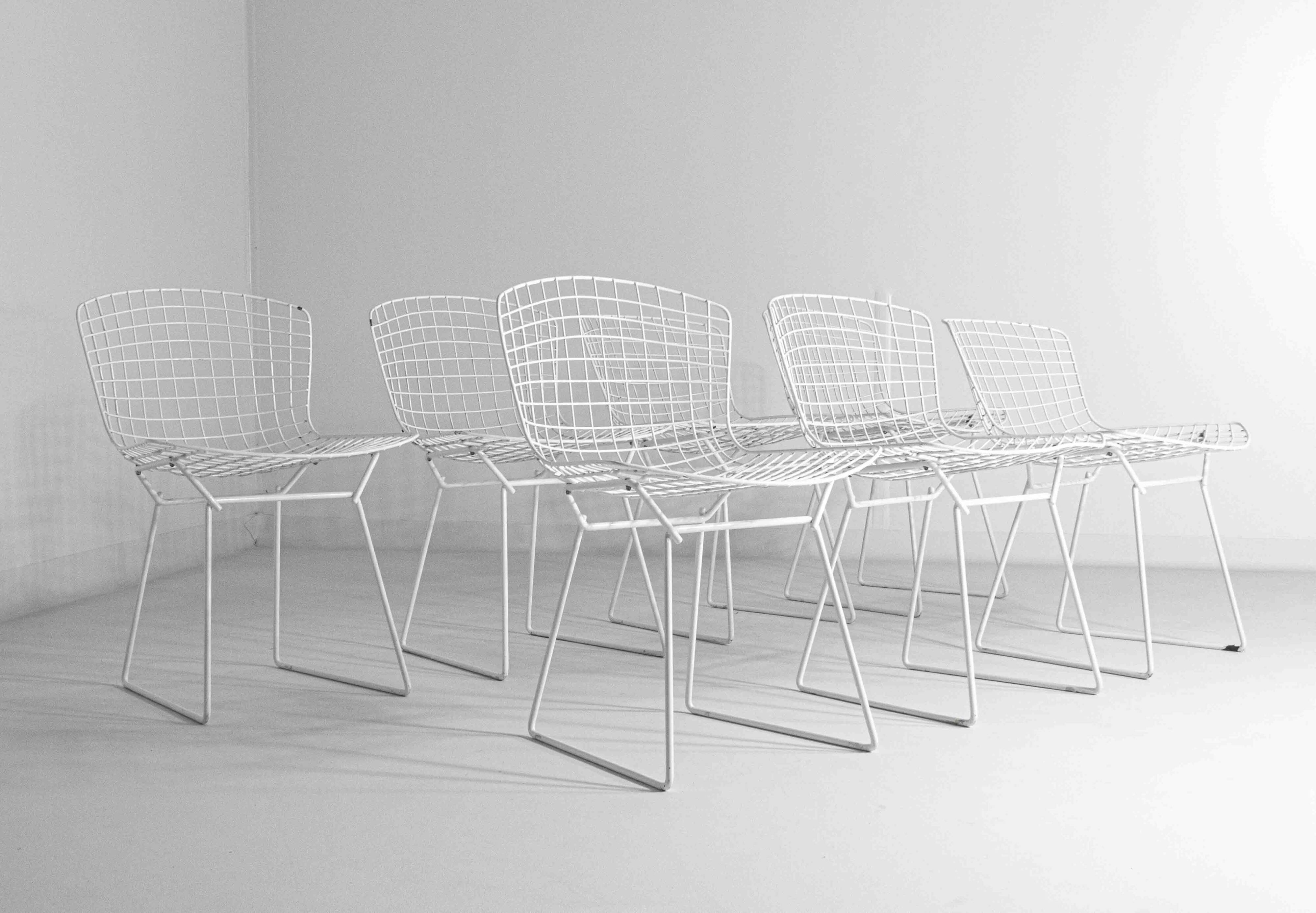 Set of 7 white coated wire chairs by Harry Bertoia for Knoll, 1970s