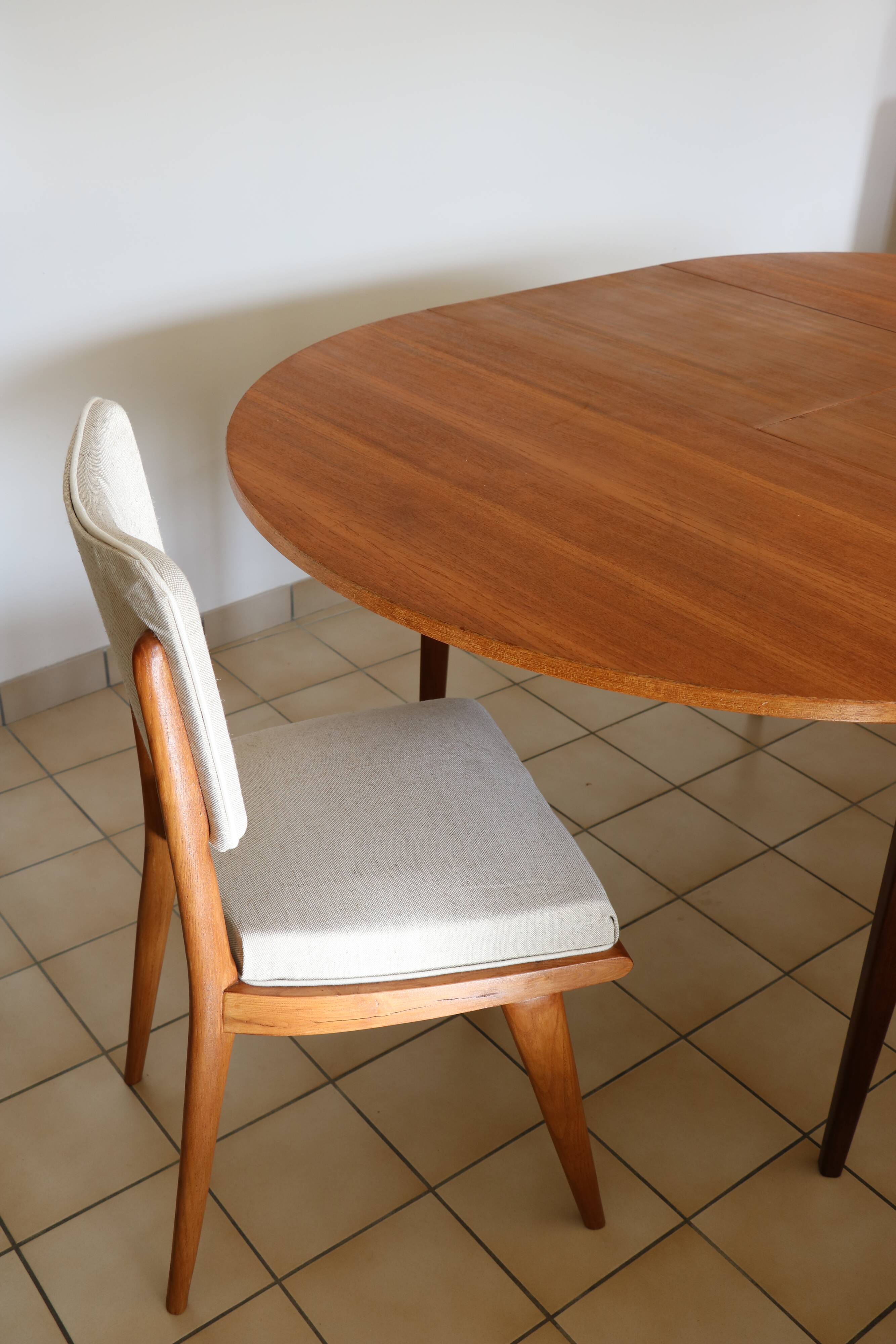 Extendable round table with butterfly extension system