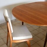 Extendable round table with butterfly extension system