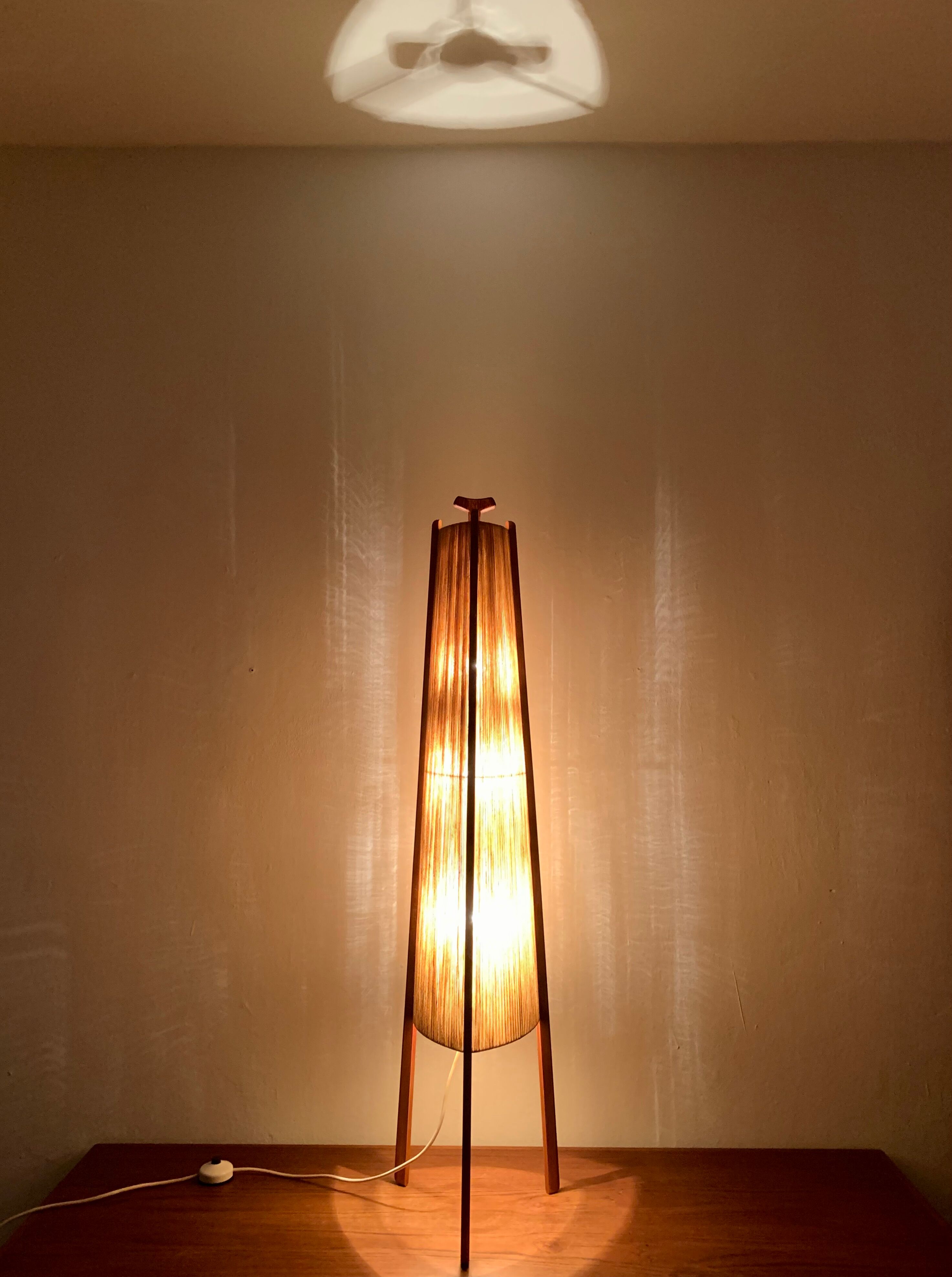 Lampe de sol en sisal et teck par Temde