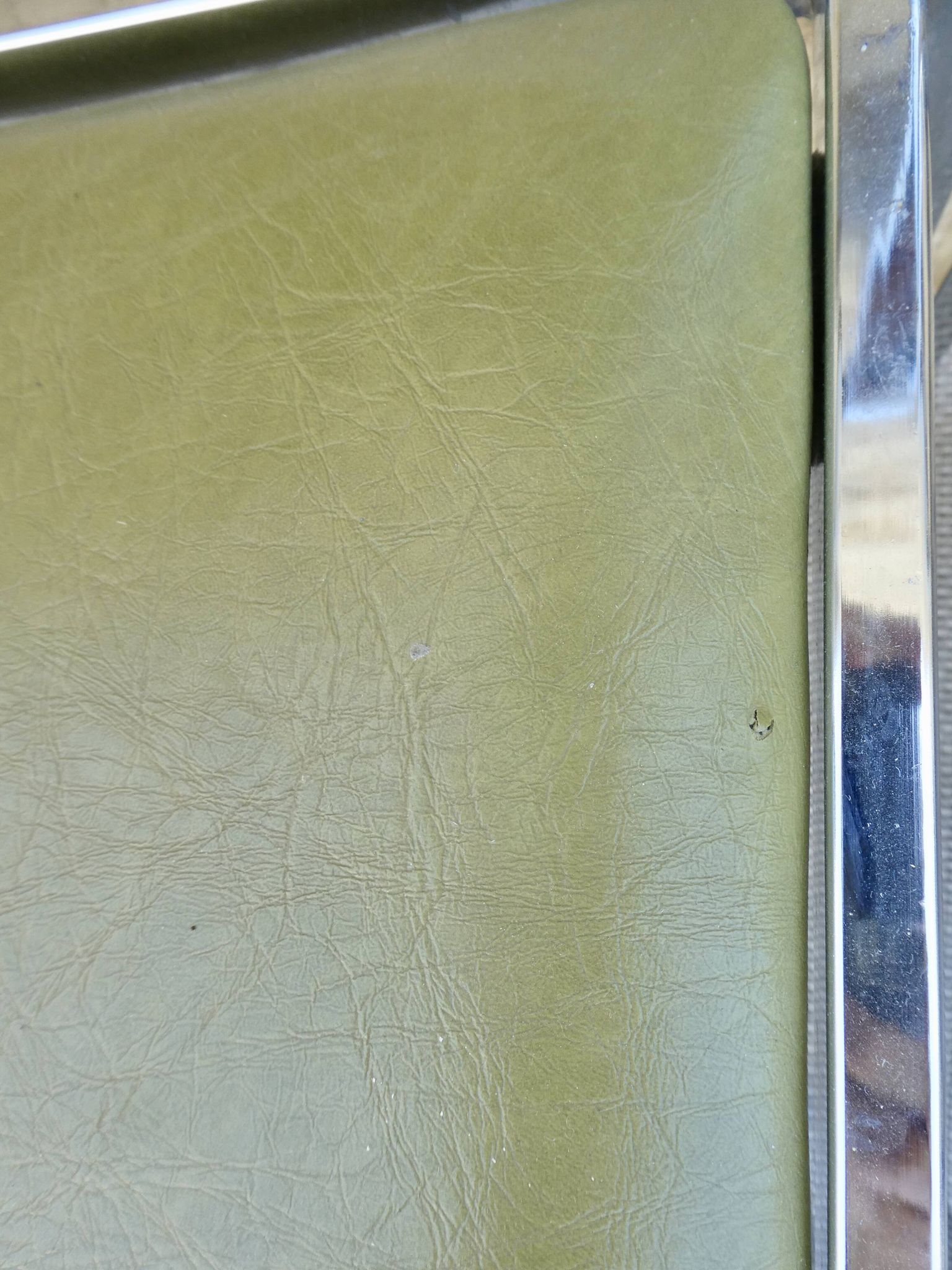 Lot of 3 chairs in chrome and khaki green skai, 70s
