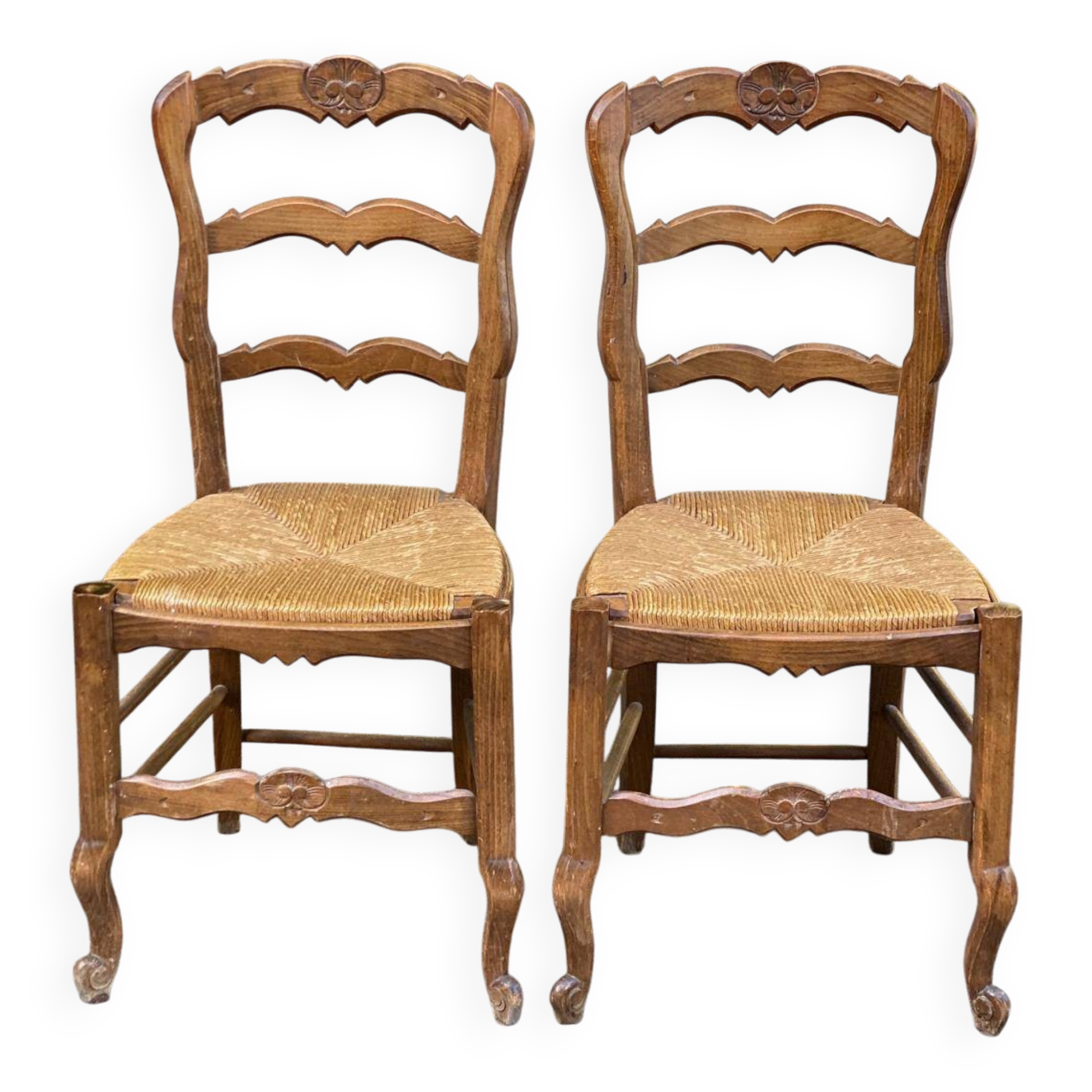 2 chaises bois massif et paillées style Louis XV sculpture coquille