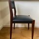 Chaise scandinave en bois et skaï