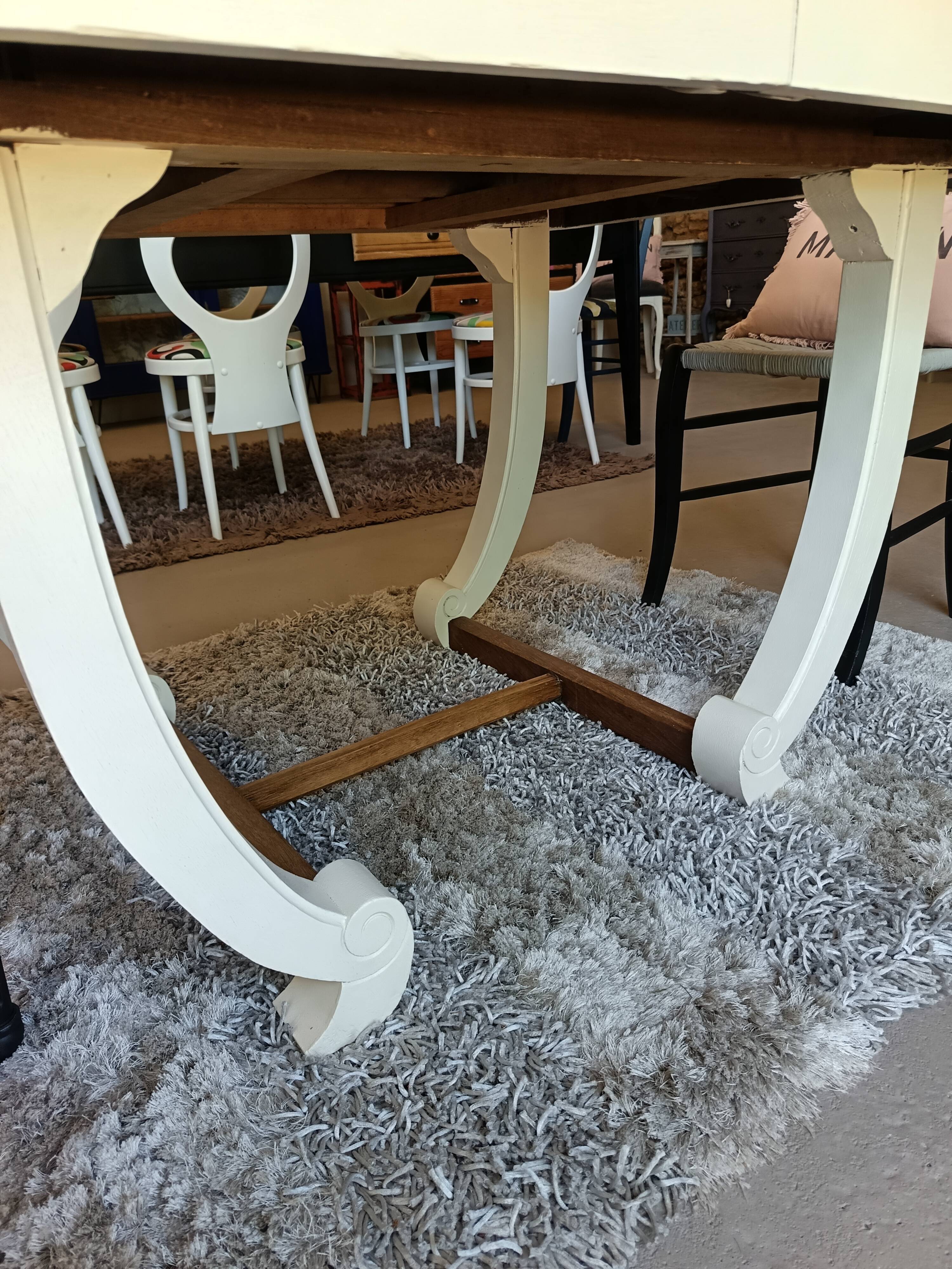 Restored oak table in natural wood and linen.