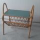 Porte revue en rotin vintage