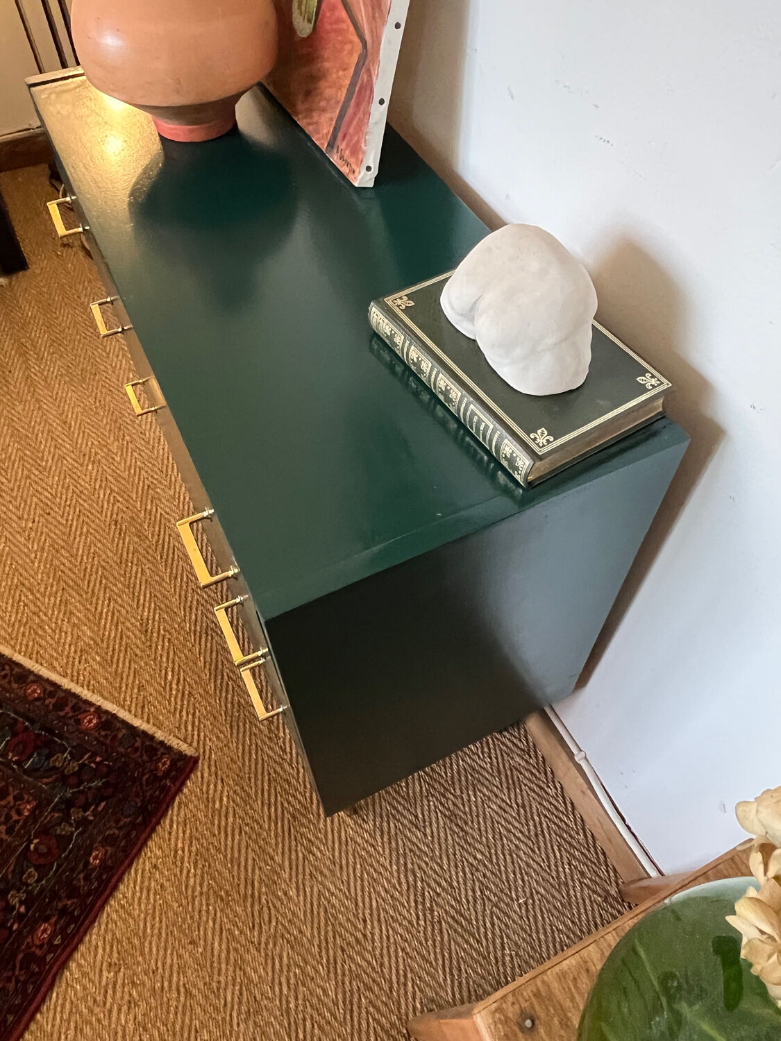 Commode vintage verte poignées dorées et pieds fuseaux