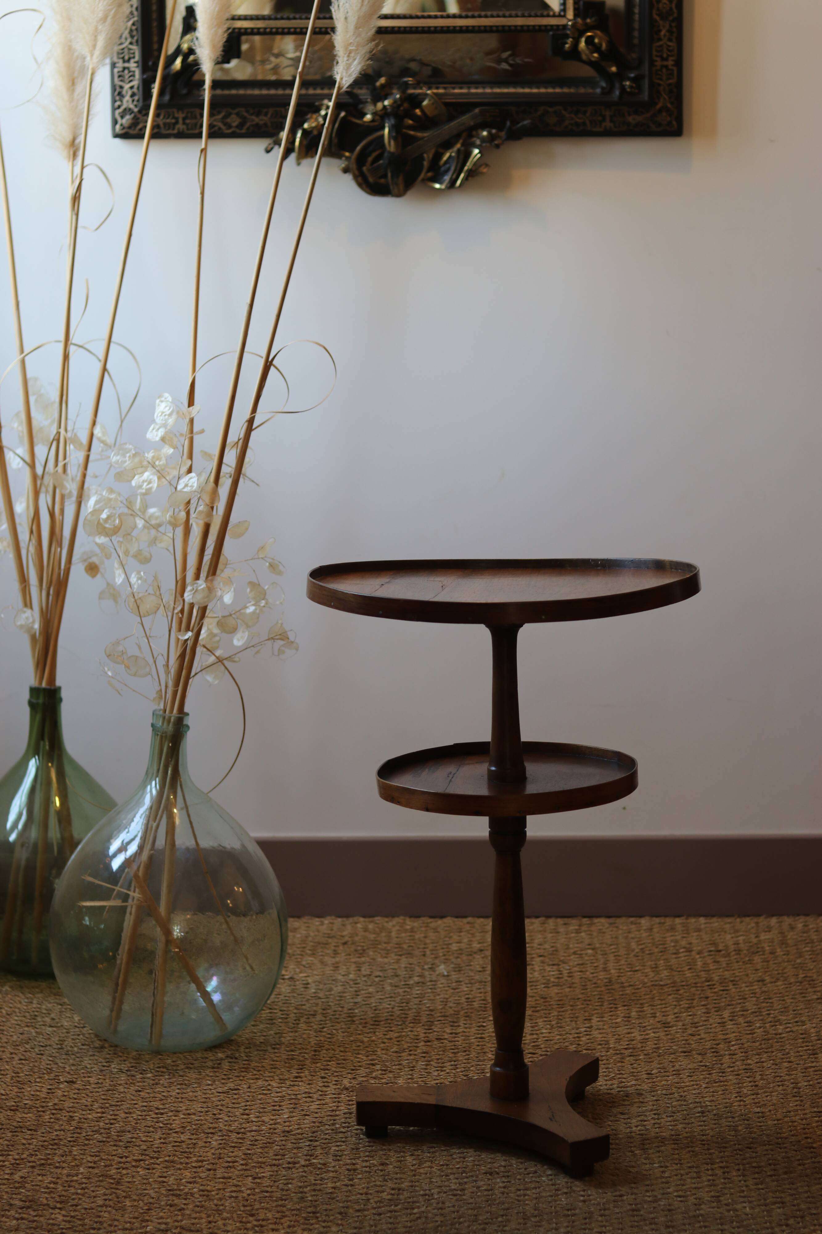 Antique walnut pedestal table, dating from the end of the 19th century