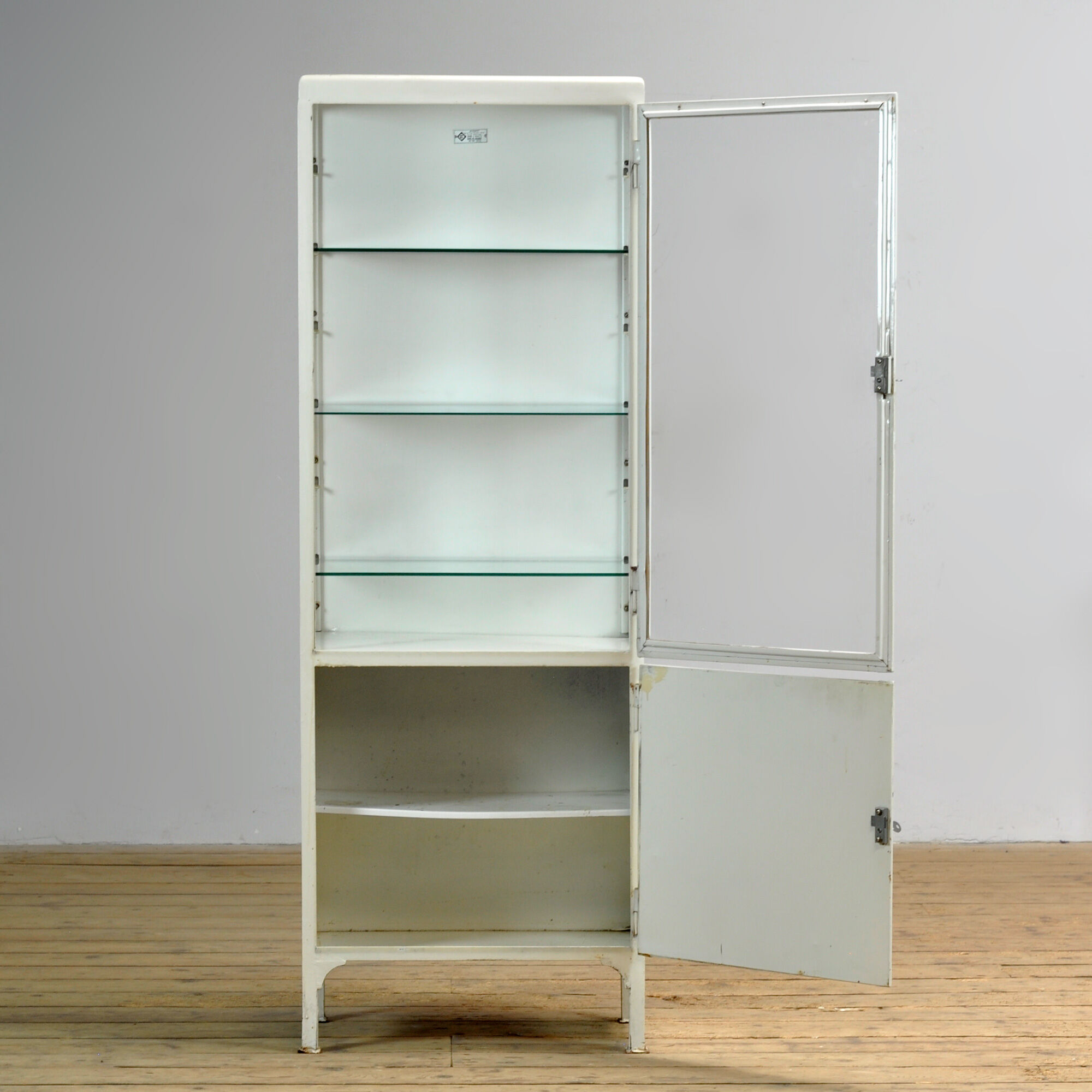 Cabinet médical vintage, années 1970