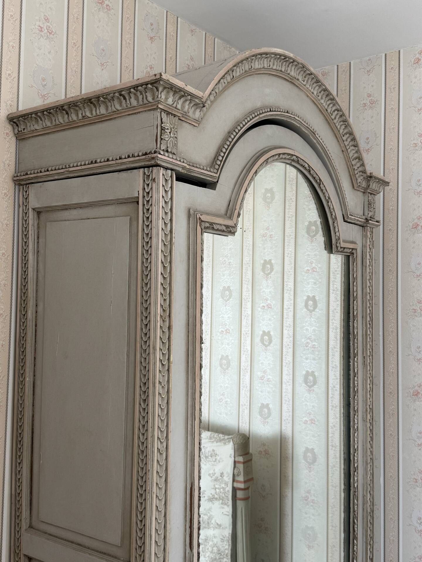 Tall antique wardrobe Hopilliart & Leroy